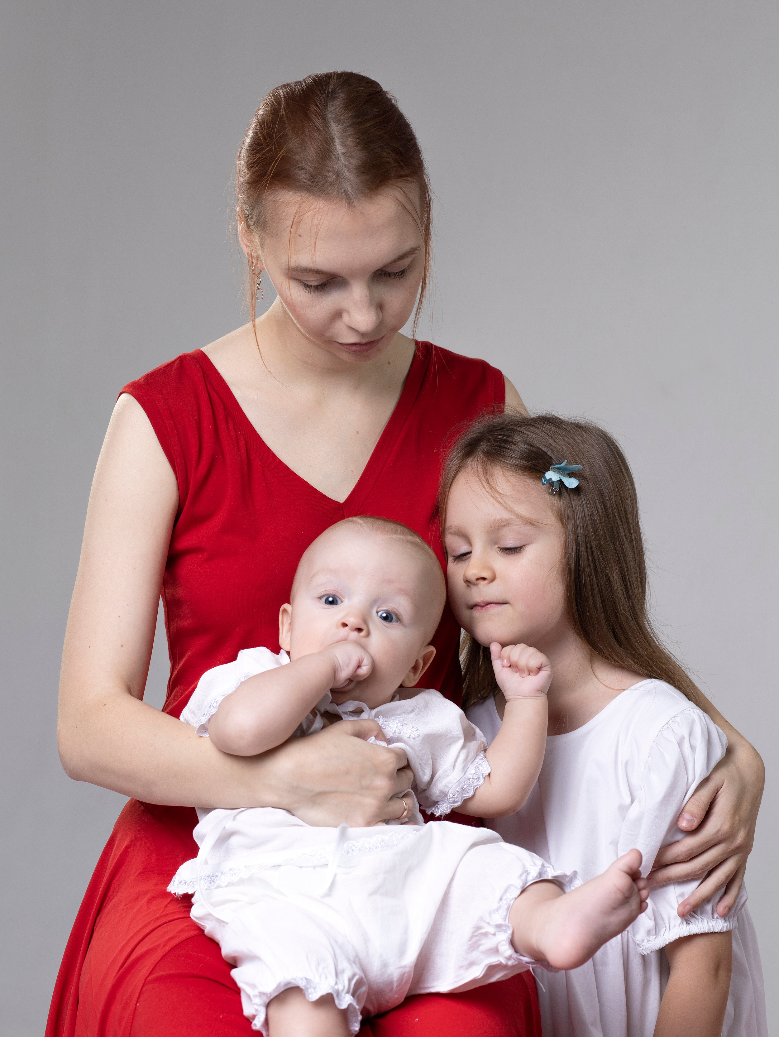 Катя с детьми на циклораме (студия Юпитер). Фотограф в СПб и ЛО Татьяна Кучерова