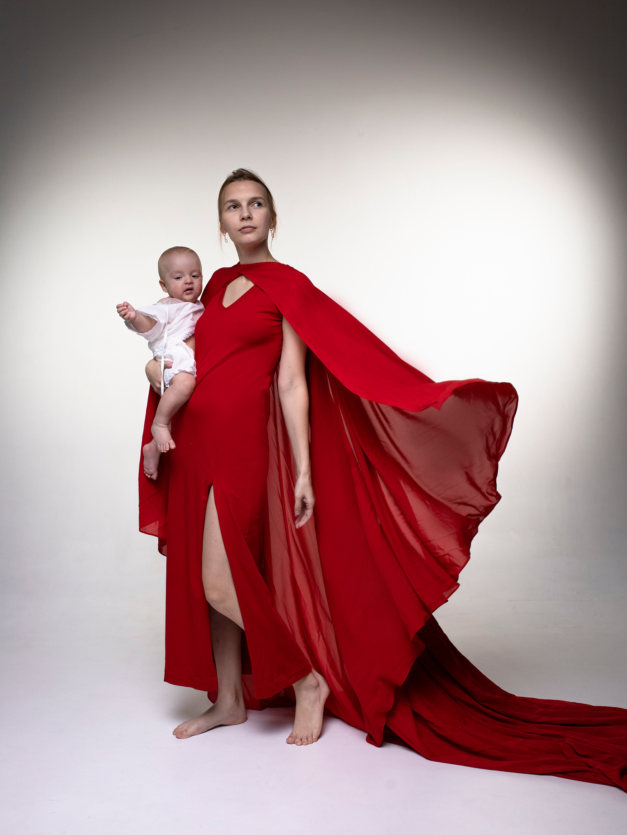 Катя с детьми на циклораме (студия Юпитер). Фотограф в СПб и ЛО Татьяна Кучерова