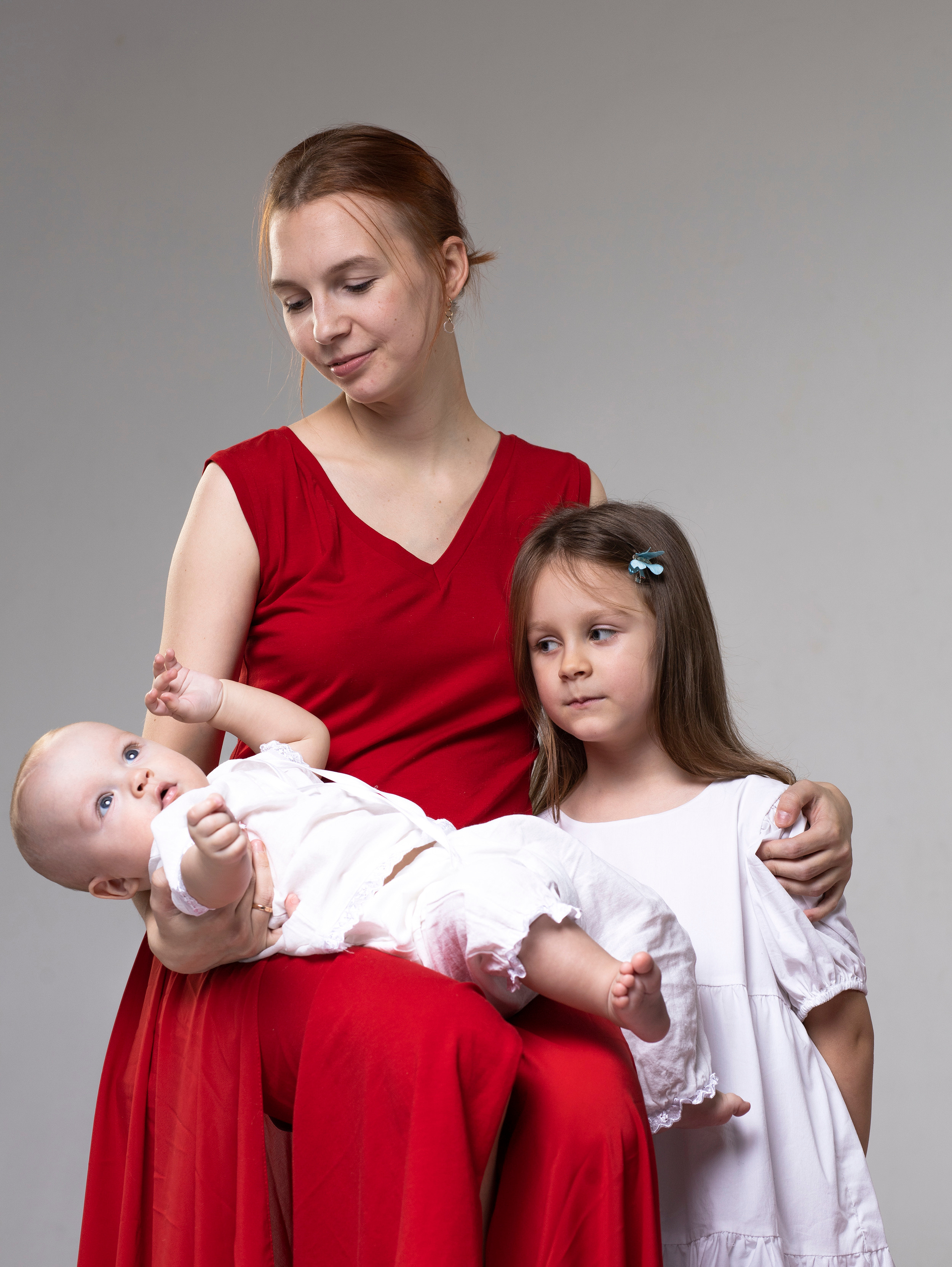 Катя с детьми на циклораме (студия Юпитер). Фотограф в СПб и ЛО Татьяна Кучерова