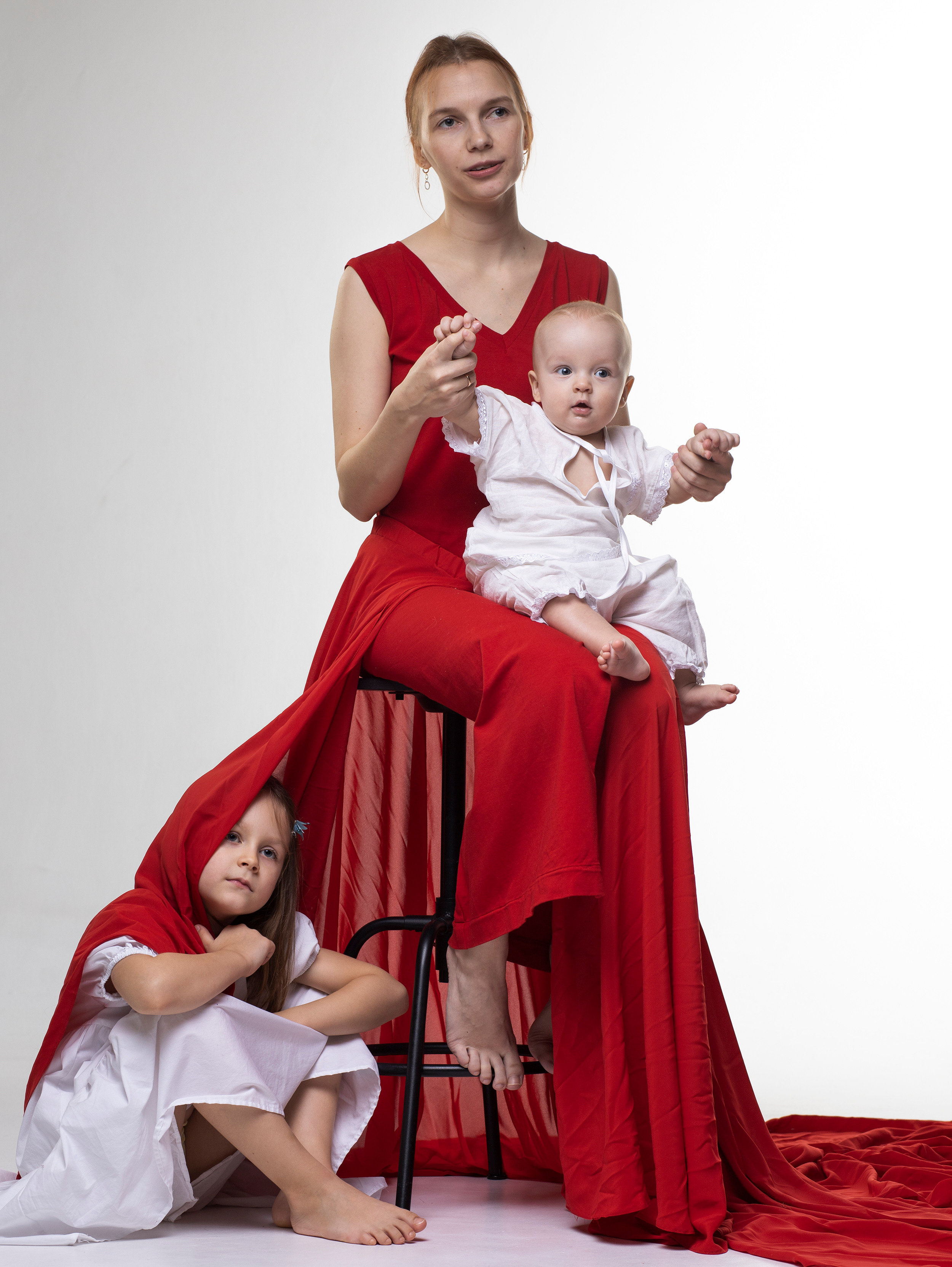 Катя с детьми на циклораме (студия Юпитер). Фотограф в СПб и ЛО Татьяна Кучерова