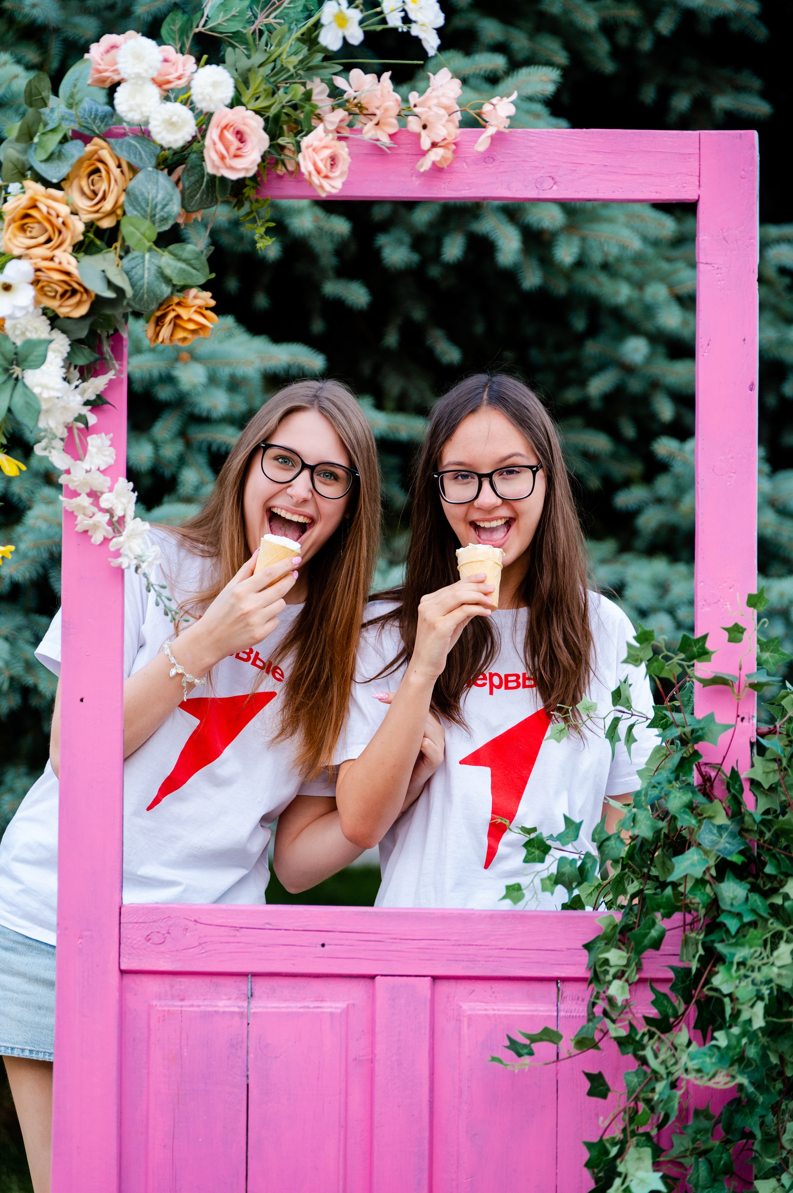 Фотозона «Дверь» ко Дню молодежи. Фотограф Алексей Черняев