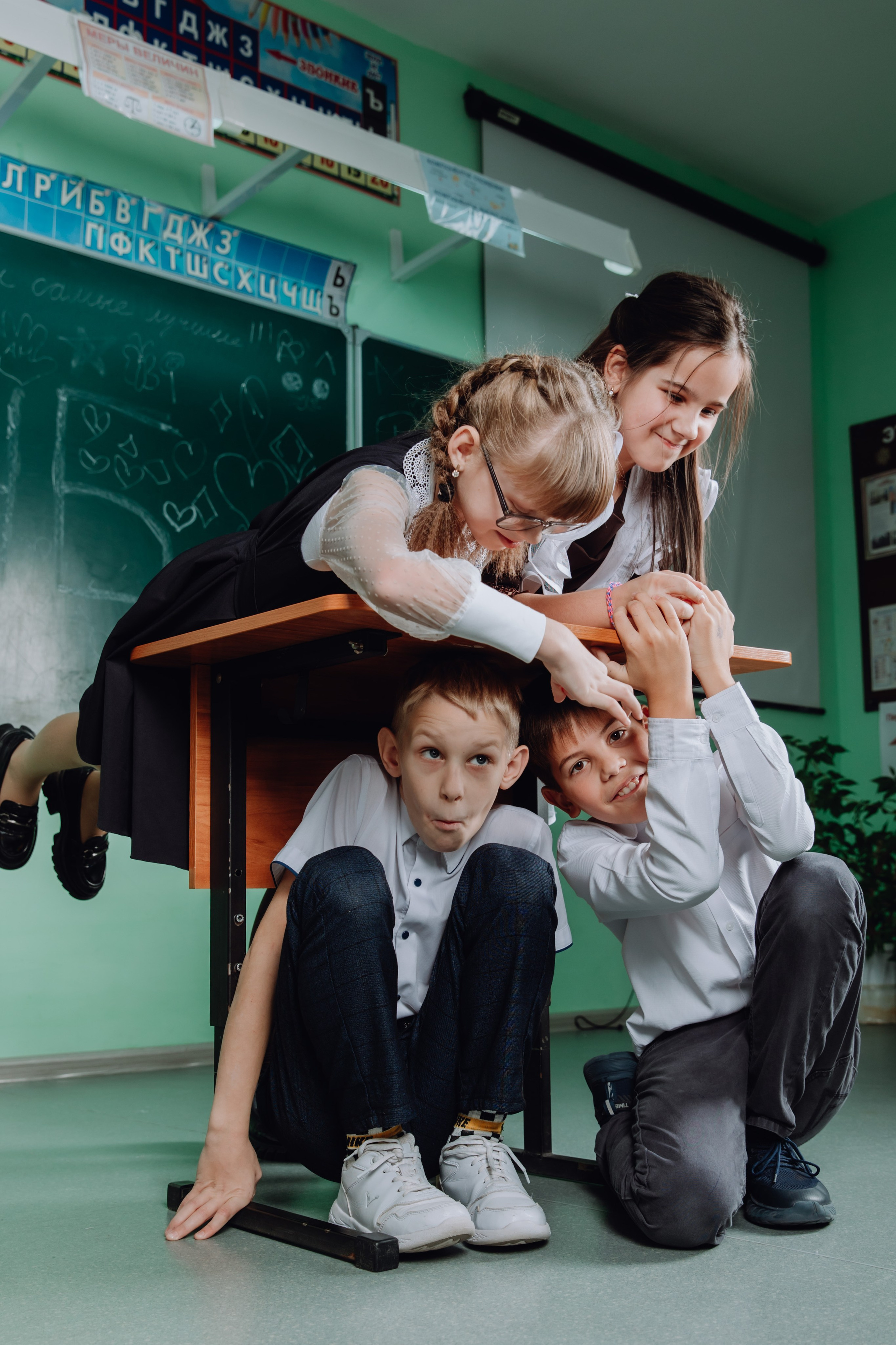 Школьные альбомы в Чернянке. Фотограф Максим Никонов