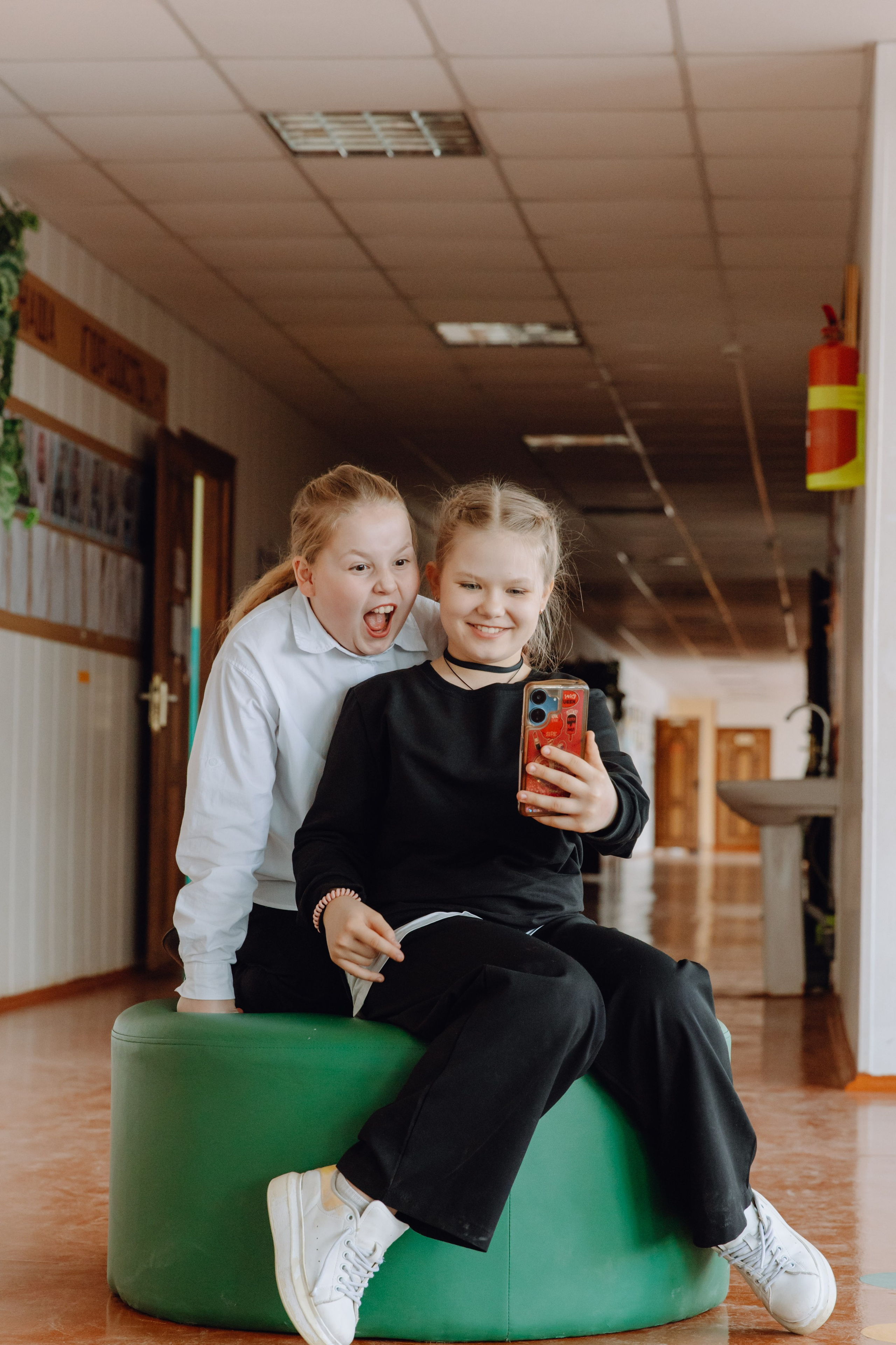 Школьные альбомы в Чернянке. Фотограф Максим Никонов