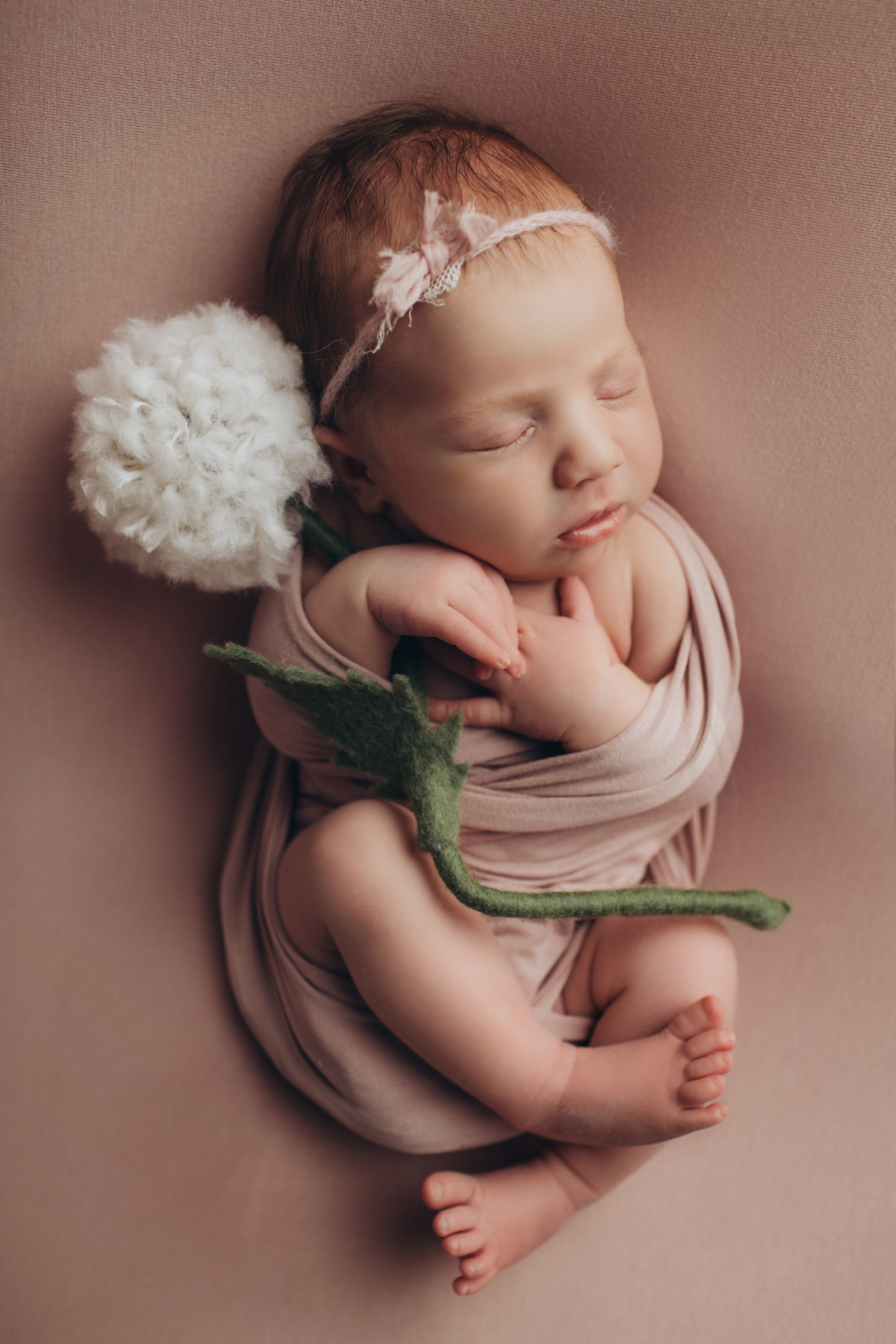 Newborn (фотосессия новорожденных). Фотостудия для новорожденных и малышей в Твери — На ручки