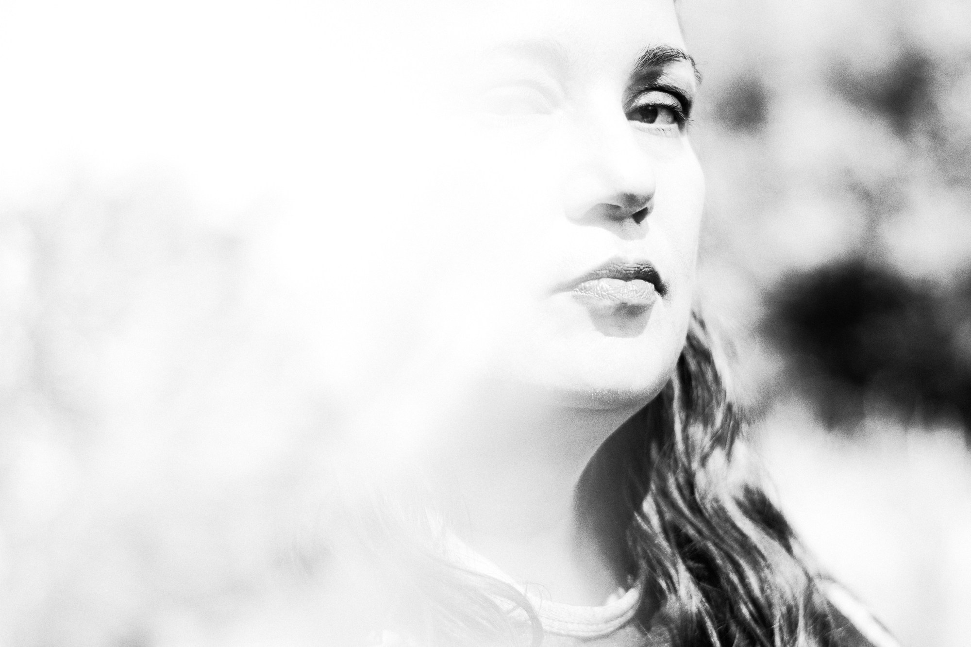 Психологический женский портрет в черно-белом стиле, атмосферная съемка в лесу Тюмени, акцент на взгляде и светотени