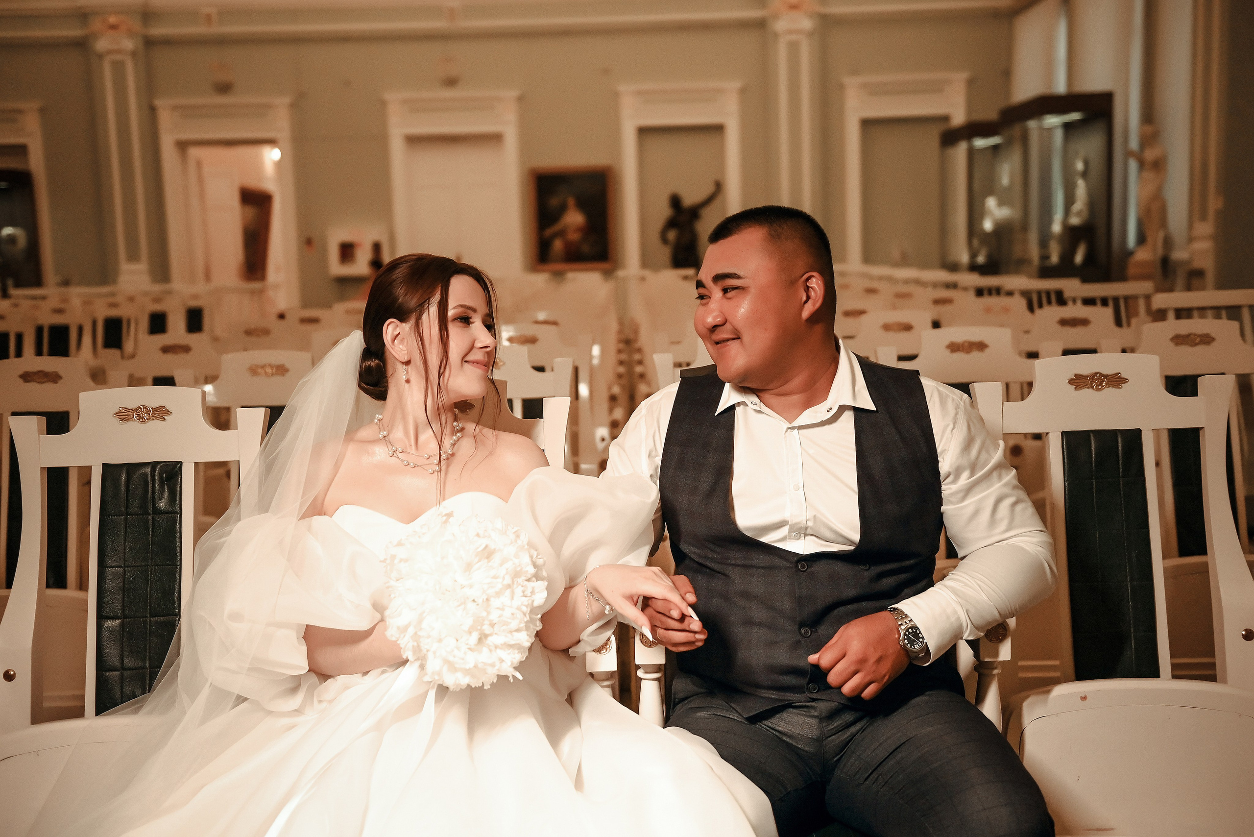 Небольшая свадебная серия в музее и прогулкой под дождем Эльмиры и Ризата. Свадебный, семейный, детский, контент фотограф в Омске Максим Ильин