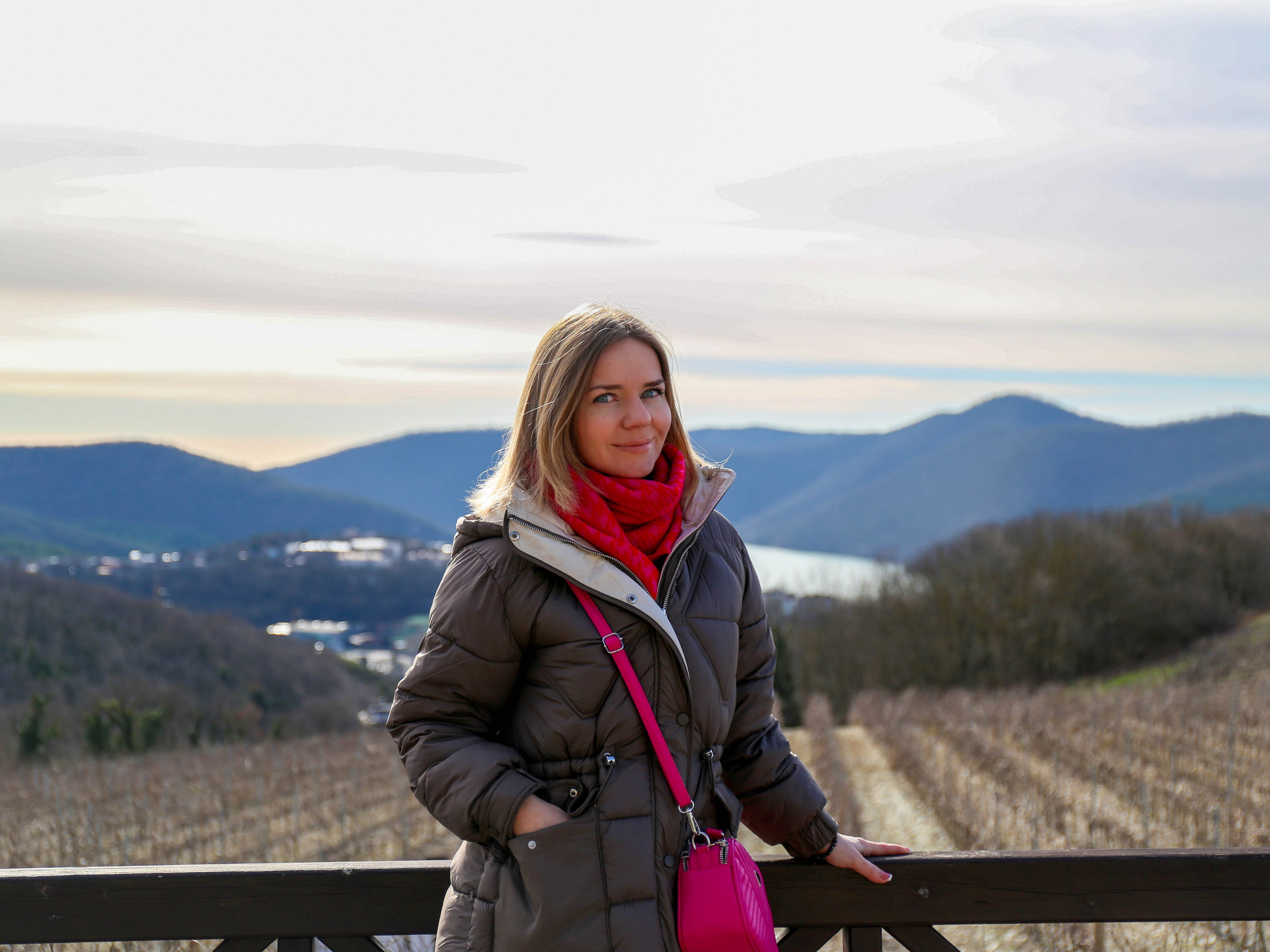 Зимняя фотосессия в Абрау-Дюрсо. Семейный и детский фотограф Екатерина Черняева. Снимаю портреты, love story, фотопрогулки, работаю на улице, в кафе, студии, дома у клиента