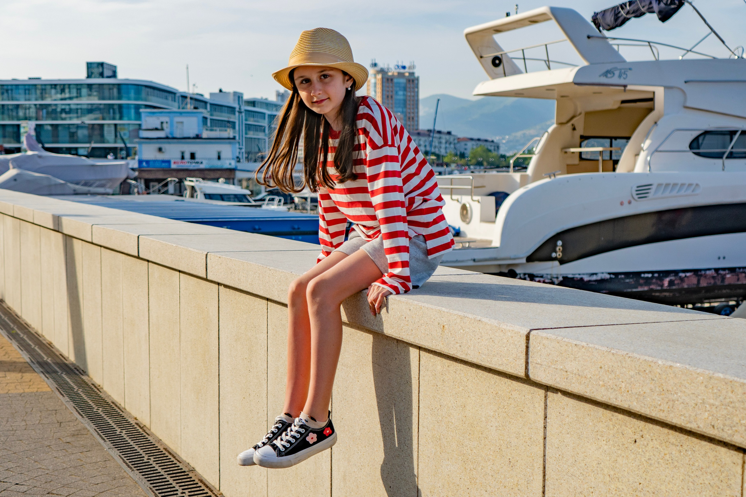 Съемка в центре Новороссийска. Семейный и детский фотограф Екатерина Черняева. Снимаю портреты, love story, фотопрогулки, работаю на улице, в кафе, студии, дома у клиента