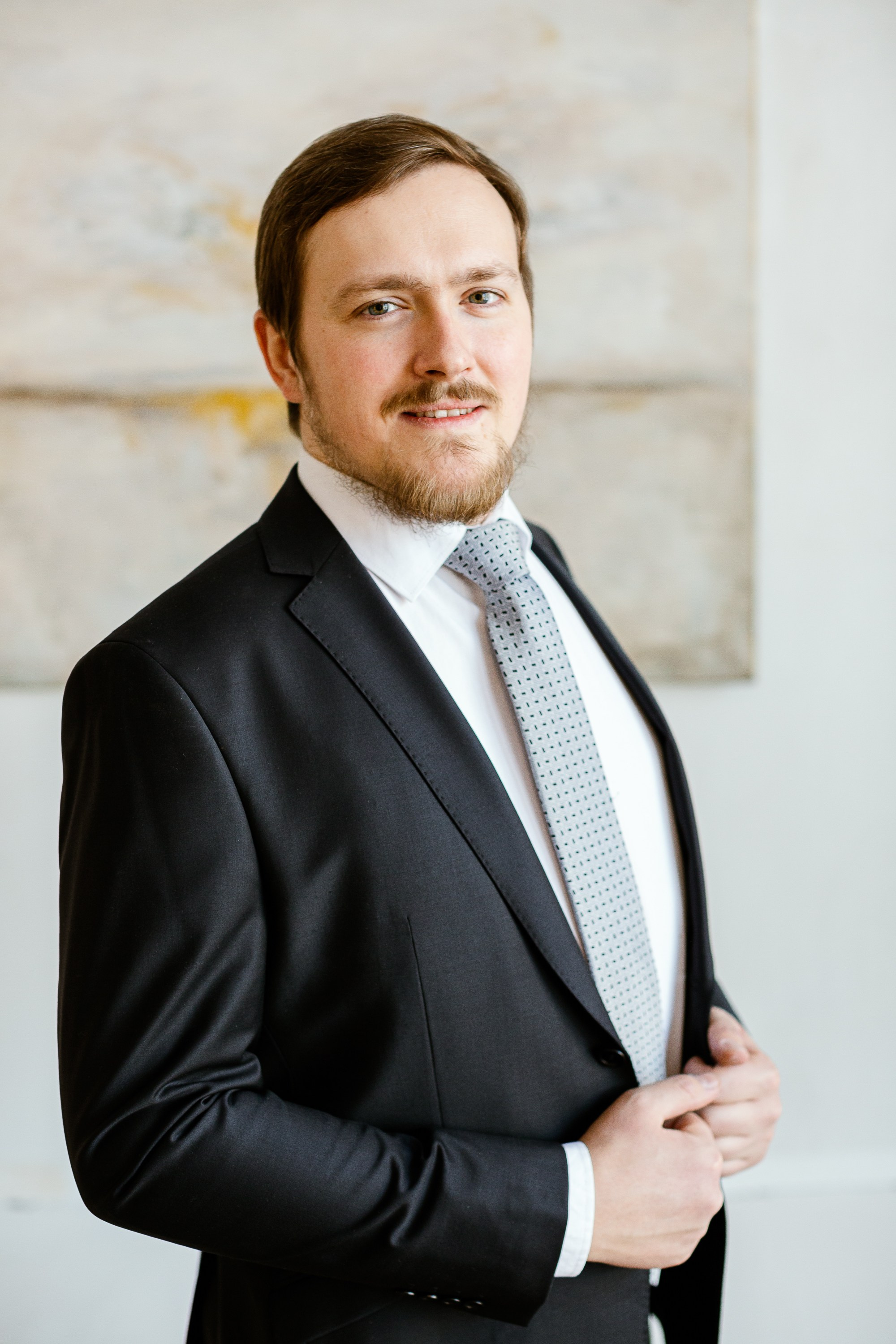 Жених крупным планом в студии.