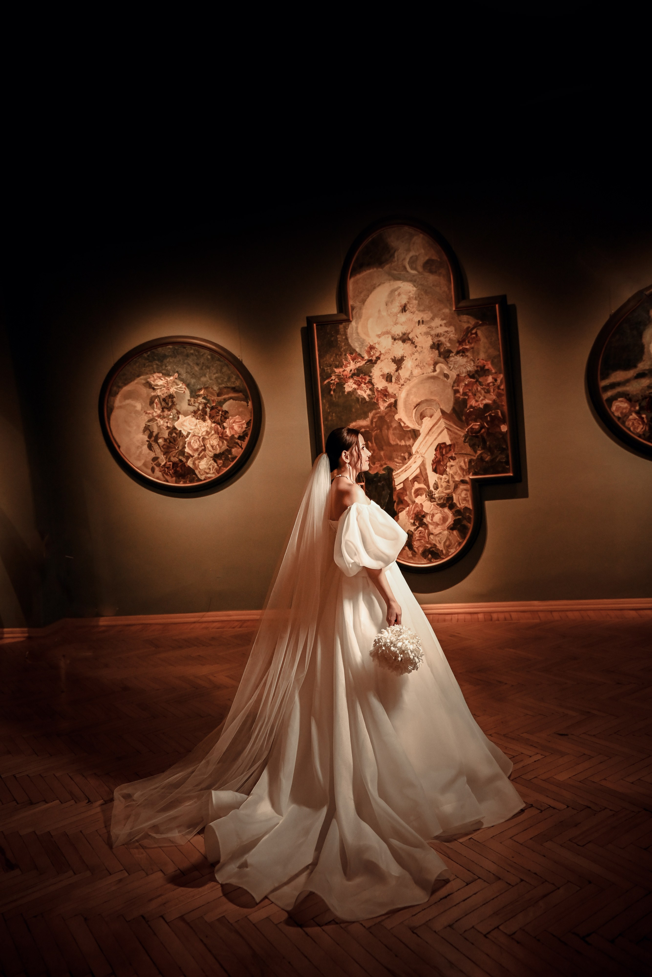 Небольшая свадебная серия в музее и прогулкой под дождем Эльмиры и Ризата. Свадебный, семейный, детский, контент фотограф в Омске Максим Ильин