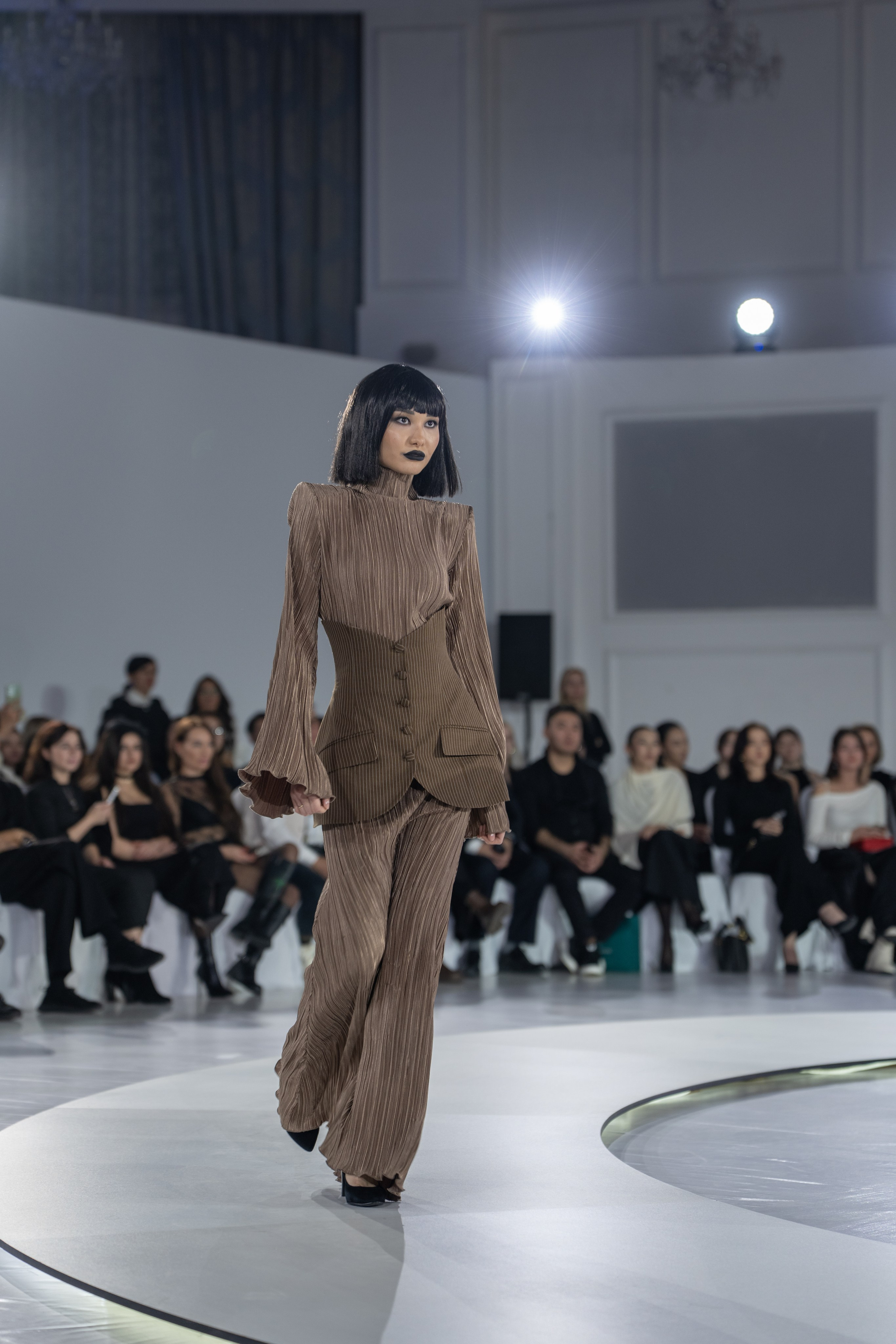 Дизайнер Umed Kuchkaliev. Сайт Алматинского НЮ АРТ, будуар и фэшн фотографа Дениса Карпенко