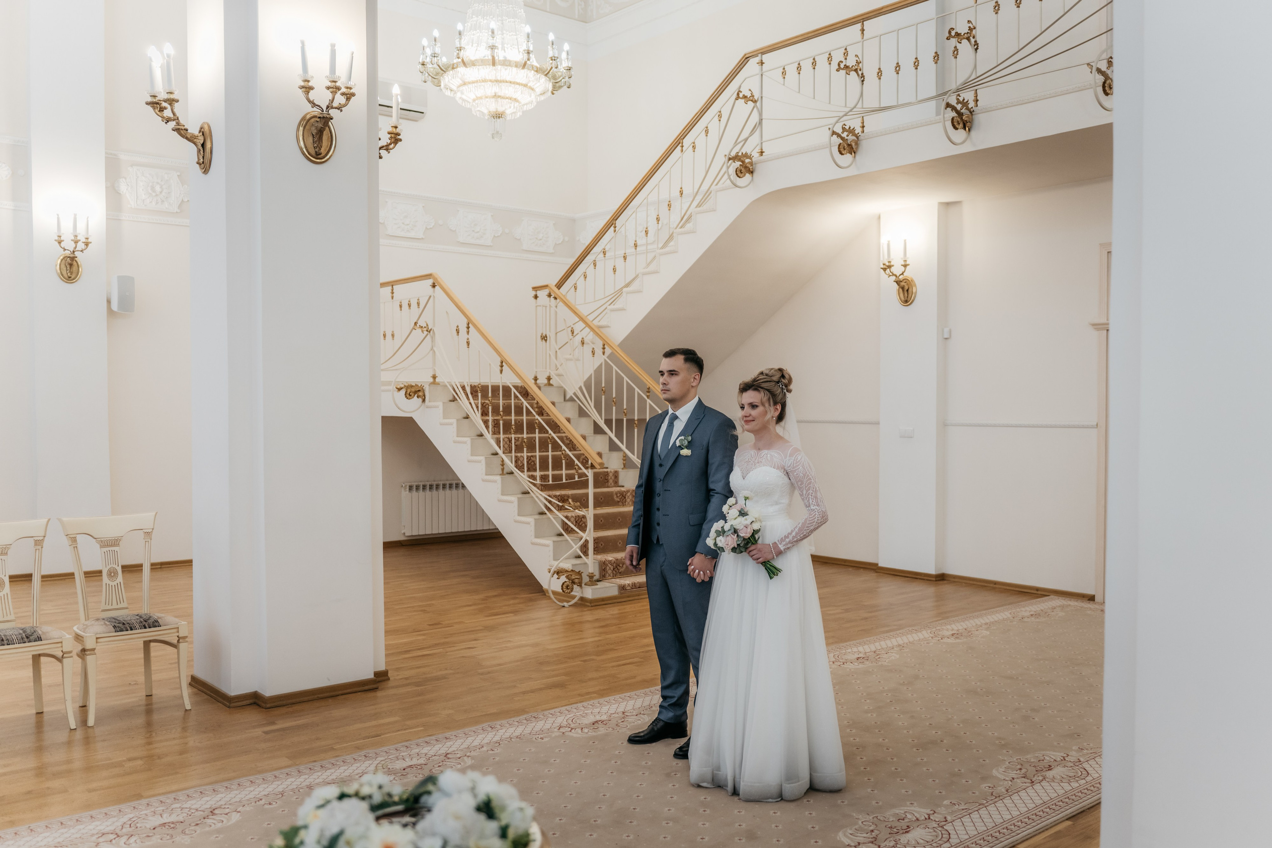 жених и невеста в зале регистрации в загсе адмиралтейского района