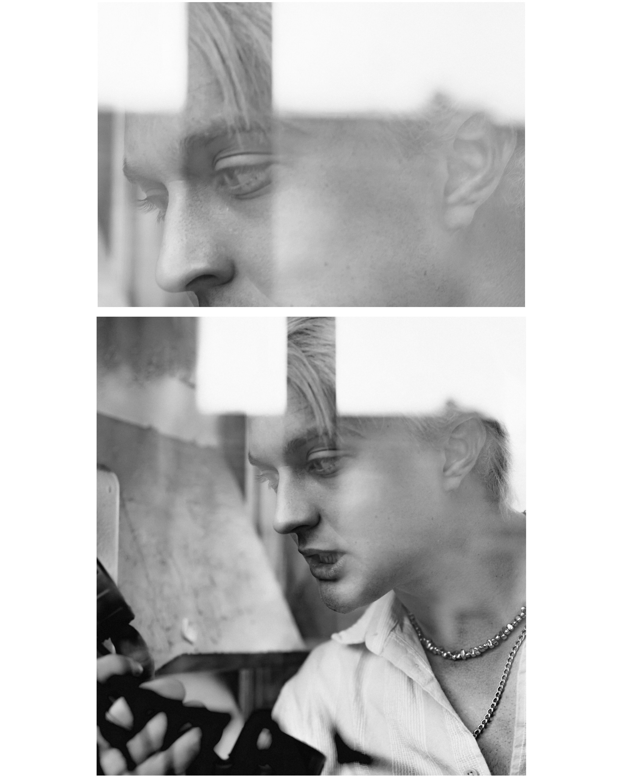 парень смотрит на телефонную трубку