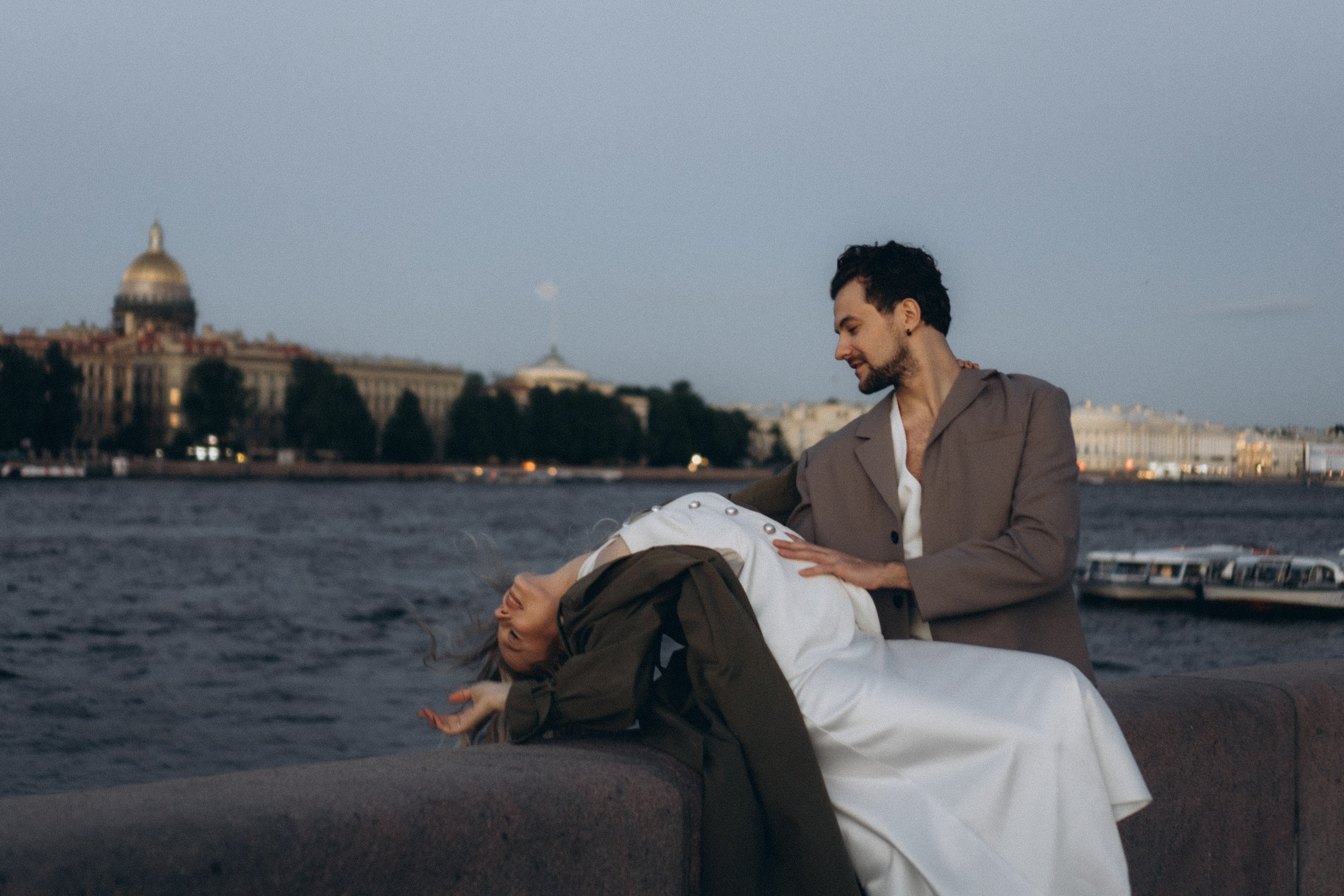 СВАДЕБНАЯ СЬЕМКА ПАРЫ НА РАССВЕТЕ В БЕЛЫЕ НОЧИ И ПРОГУЛКА С РАЗВОДНЫМИ МОСТАМИ И ПИКНИК ВОЗЛЕ ИСАКИЕВСКОГО СОБОРА. Профессиональный фотограф, Санкт-Петербург — Виктория Богомолова
