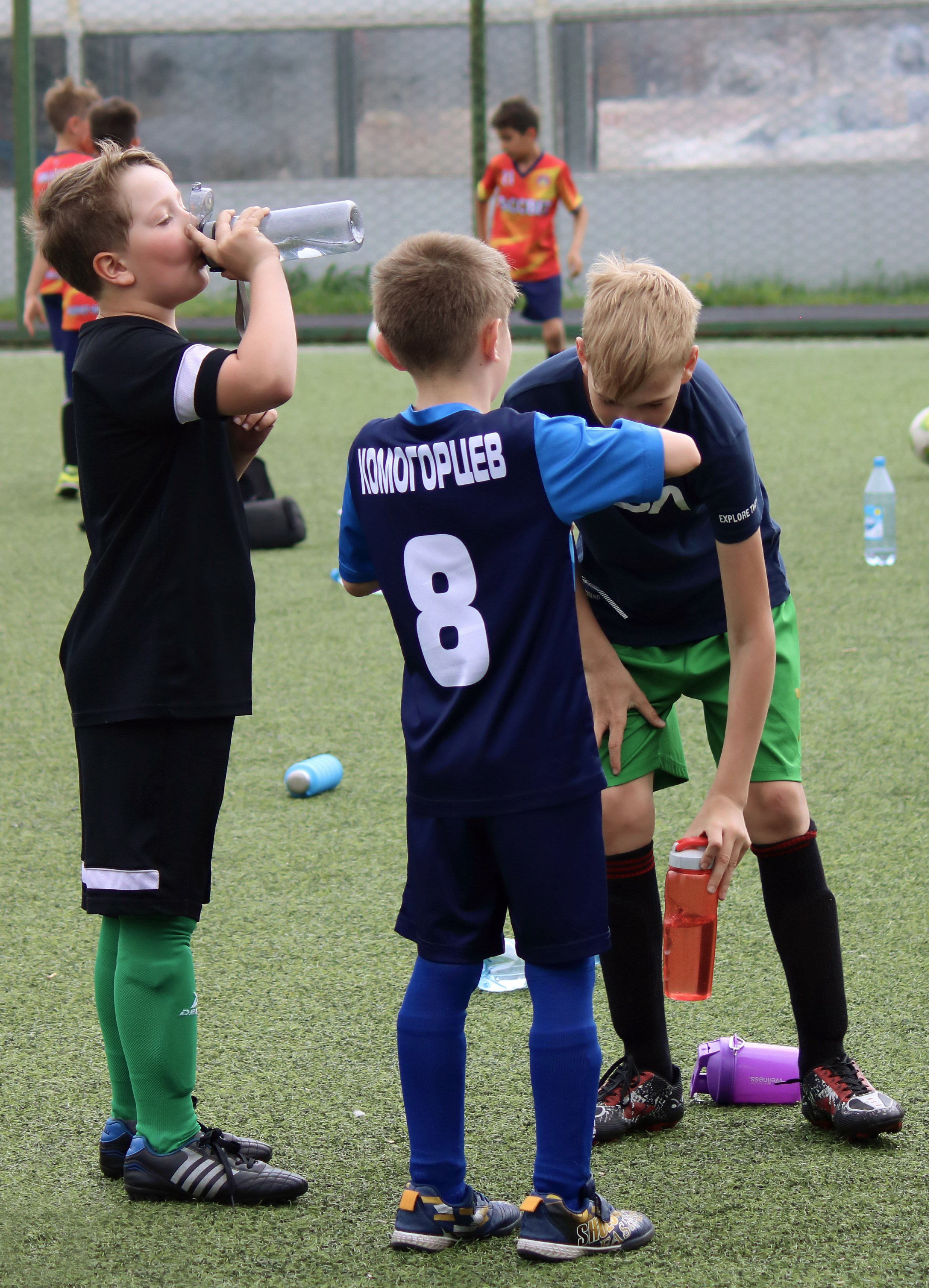 Футболисты после смены пьют воду
