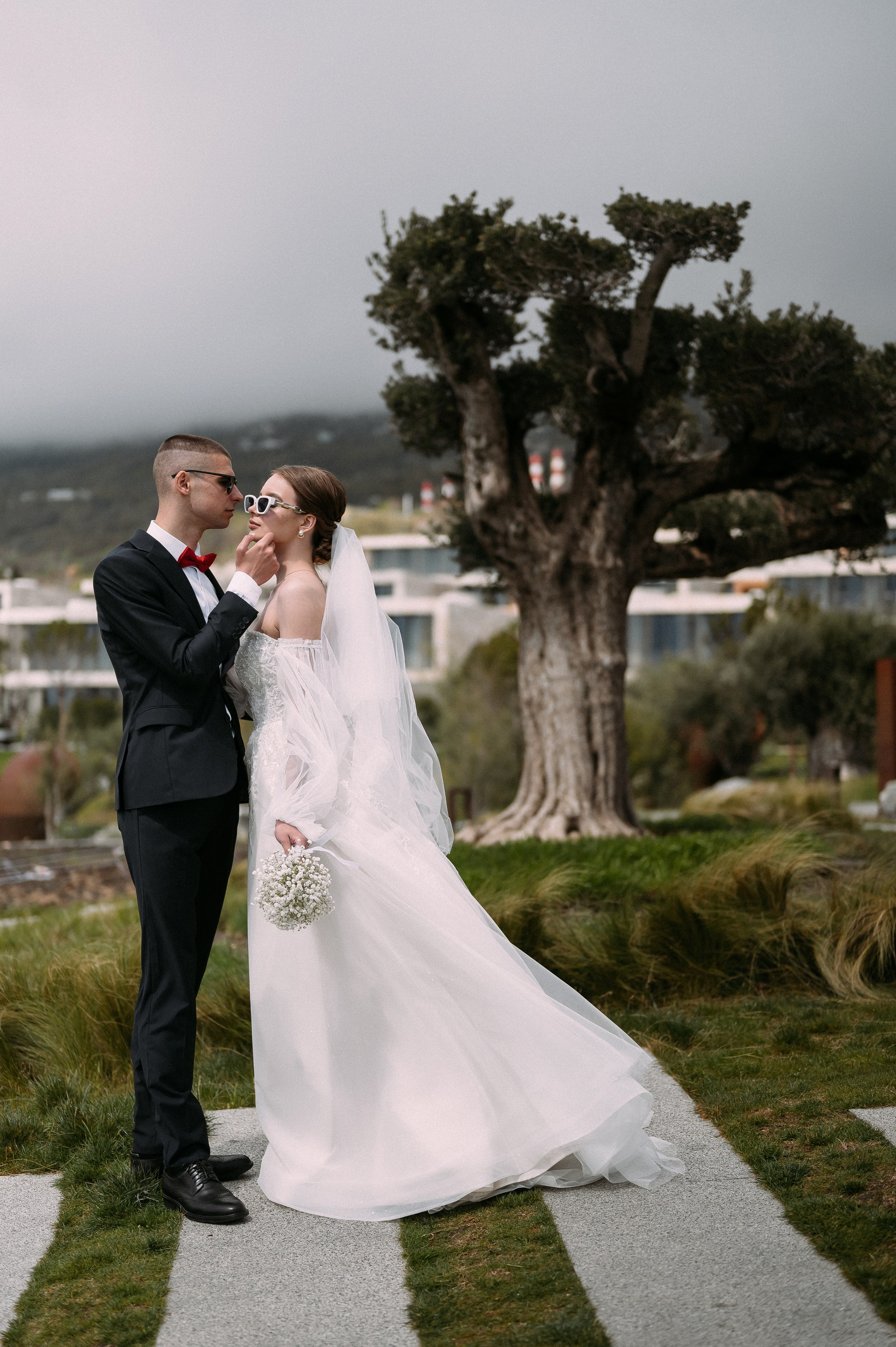 Свадебное утро и прогулка красивой яркой пары. Свадебный и семейный фотограф в Симферополе Дарья Маркова