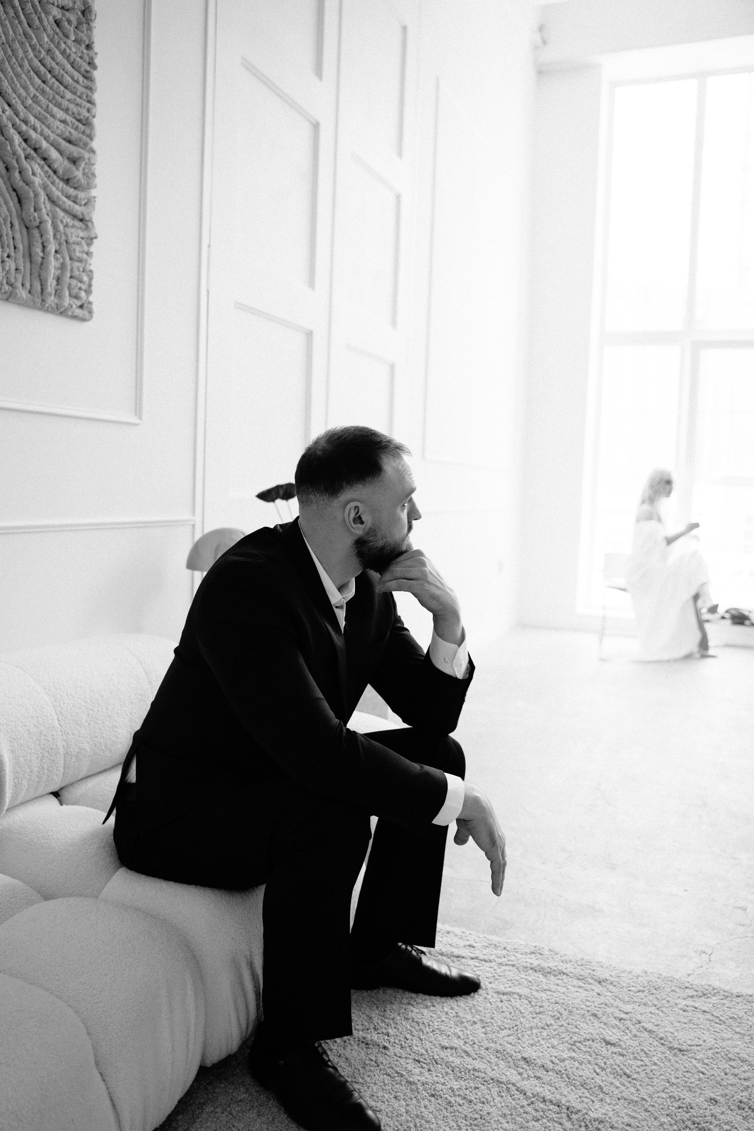 жених наблюдает за своей невестой издалека 