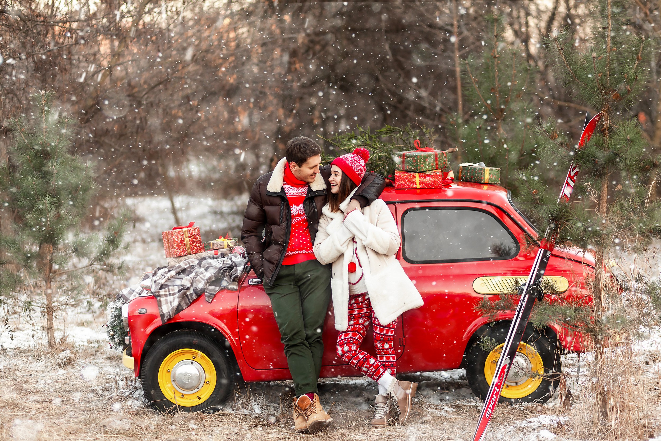 Фотосессия с красной новогодней машиной