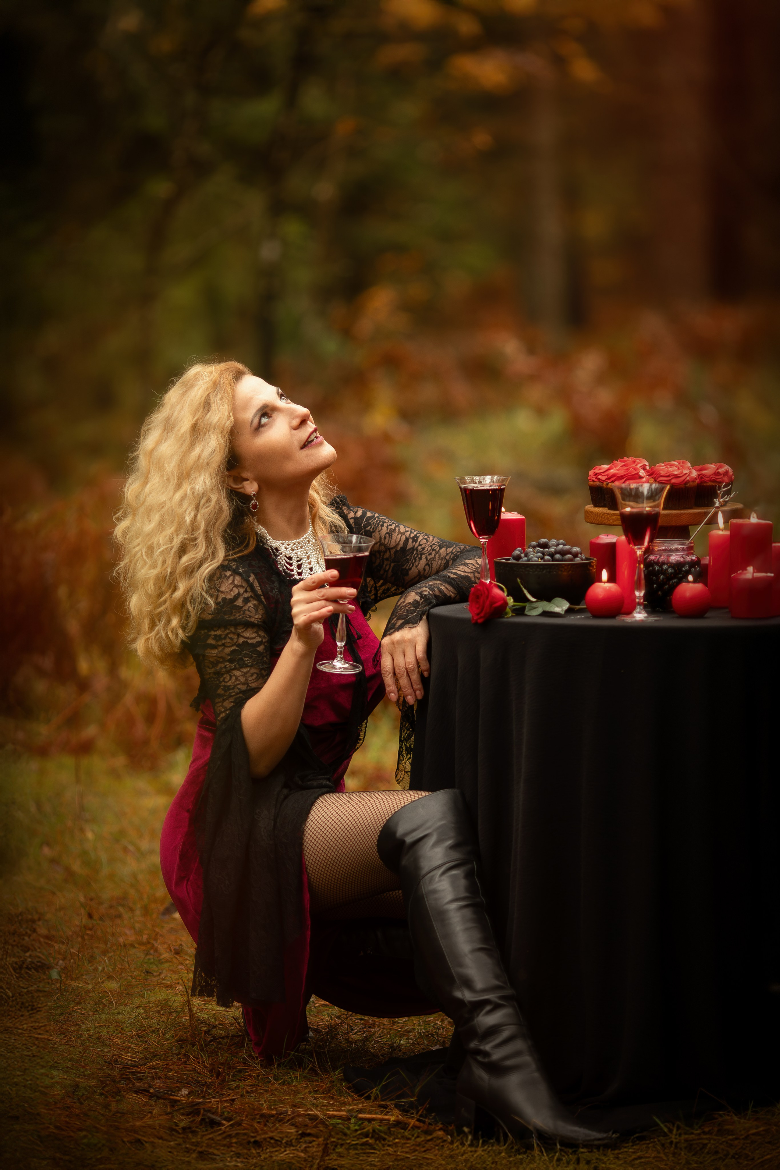 Фотопроект «Вампиры» — тёмная эстетика, осень и красный свет. Фотограф Анна Грошикова — авторская съёмка на рассвете и закате в Москве, Мытищах, Солнечногорске и Московской области