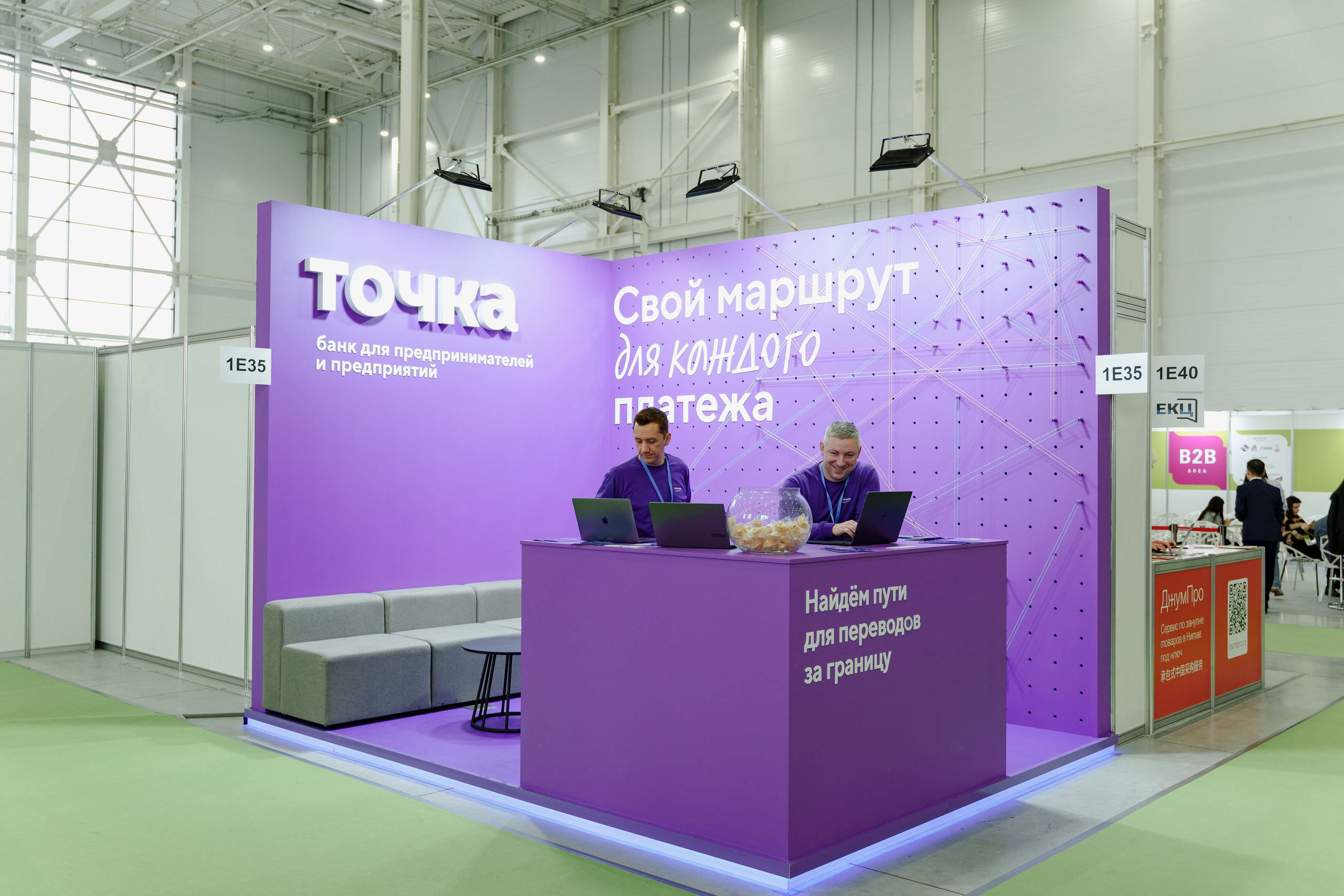 Стенд банка ТОЧКА. Фотограф в Москве и России