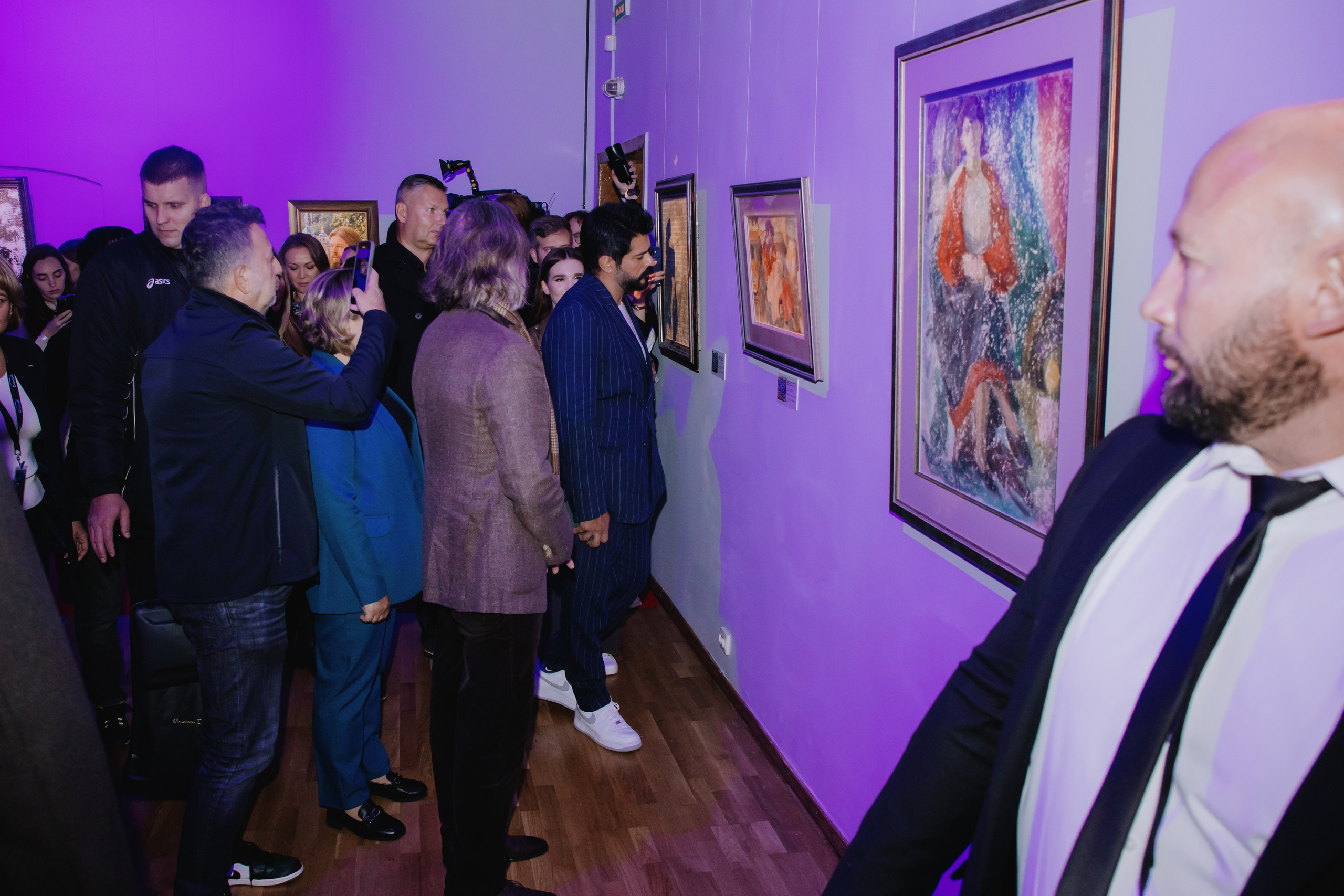 Бурак Озчивит посетил выставку Никаса Сафронова. Фотограф в Москве и Санкт-Петербурге Дарина