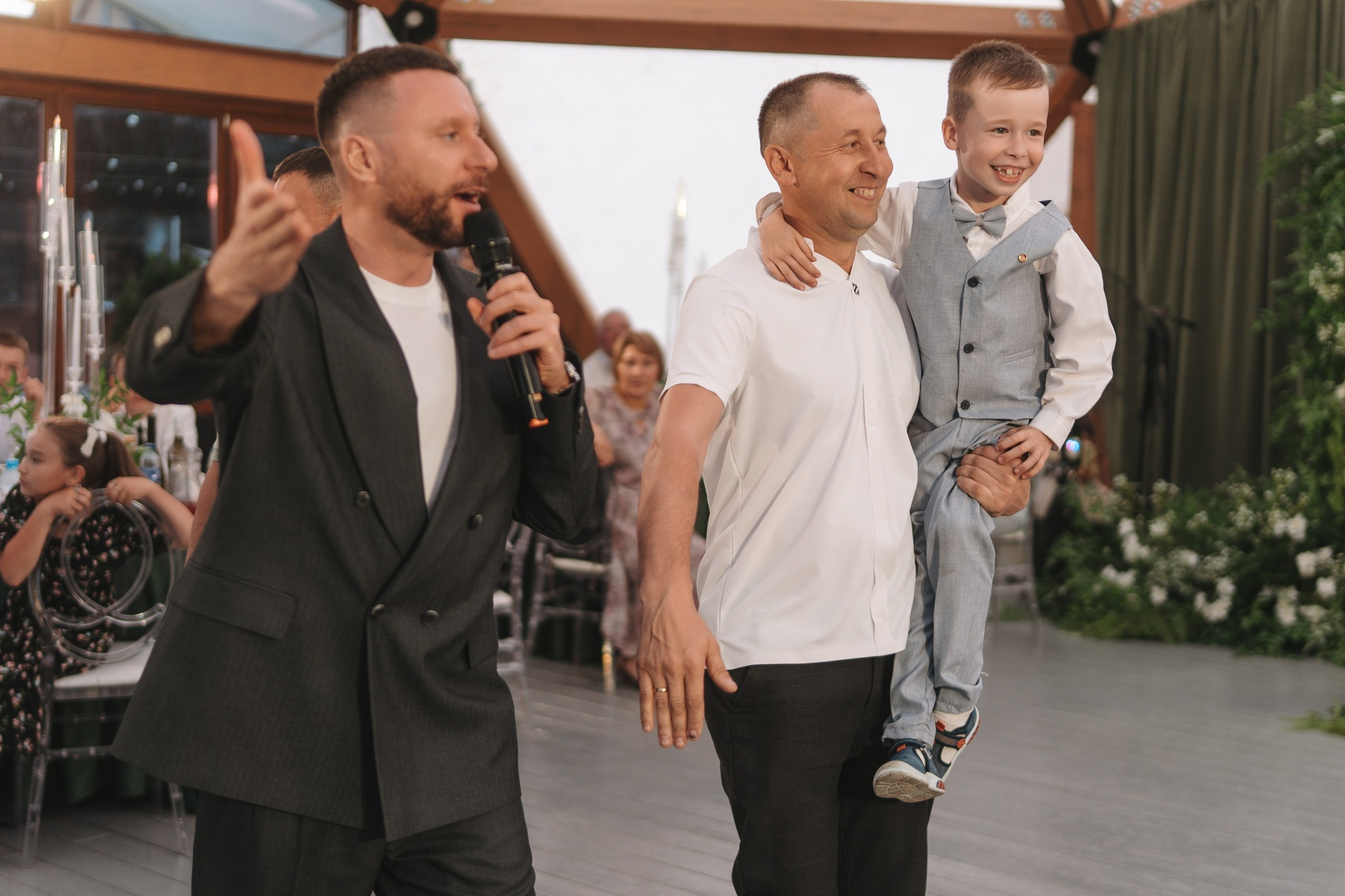 Свадебная съёмка в Уфе 11 июня 2025 года: сборы в загородном доме, выездная регистрация и банкет на площадке «Хотим Едим», ведущий Андрей