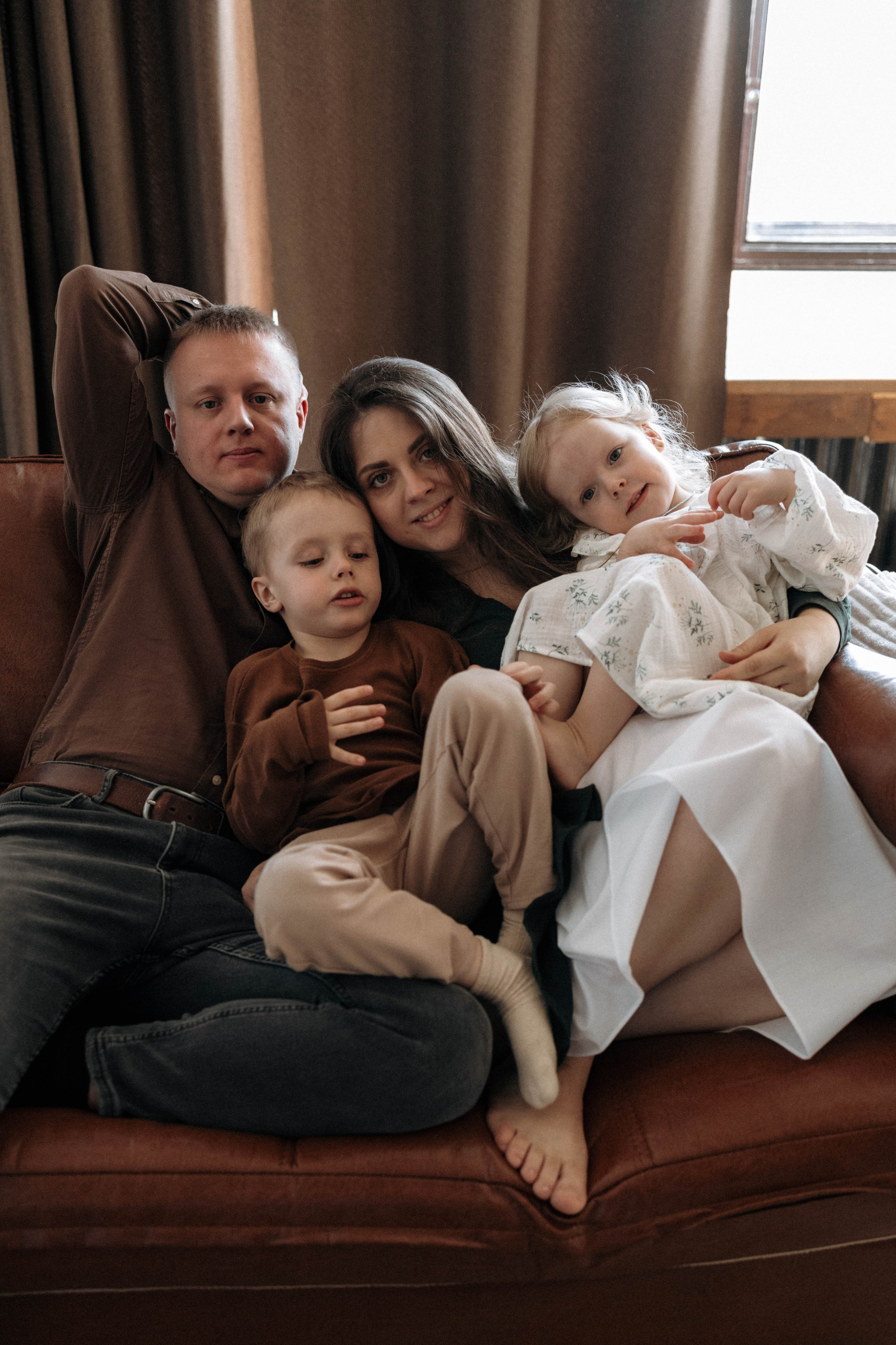 Студийная съемка большой семьи. Семейный и детский фотограф в Москве Маргарита Сереброва