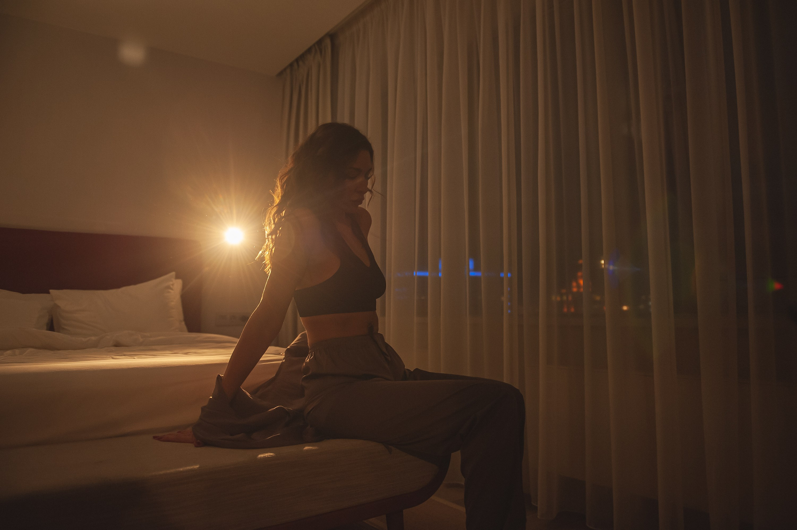 фотосессия в полумраке, девушка в ночном интерьере