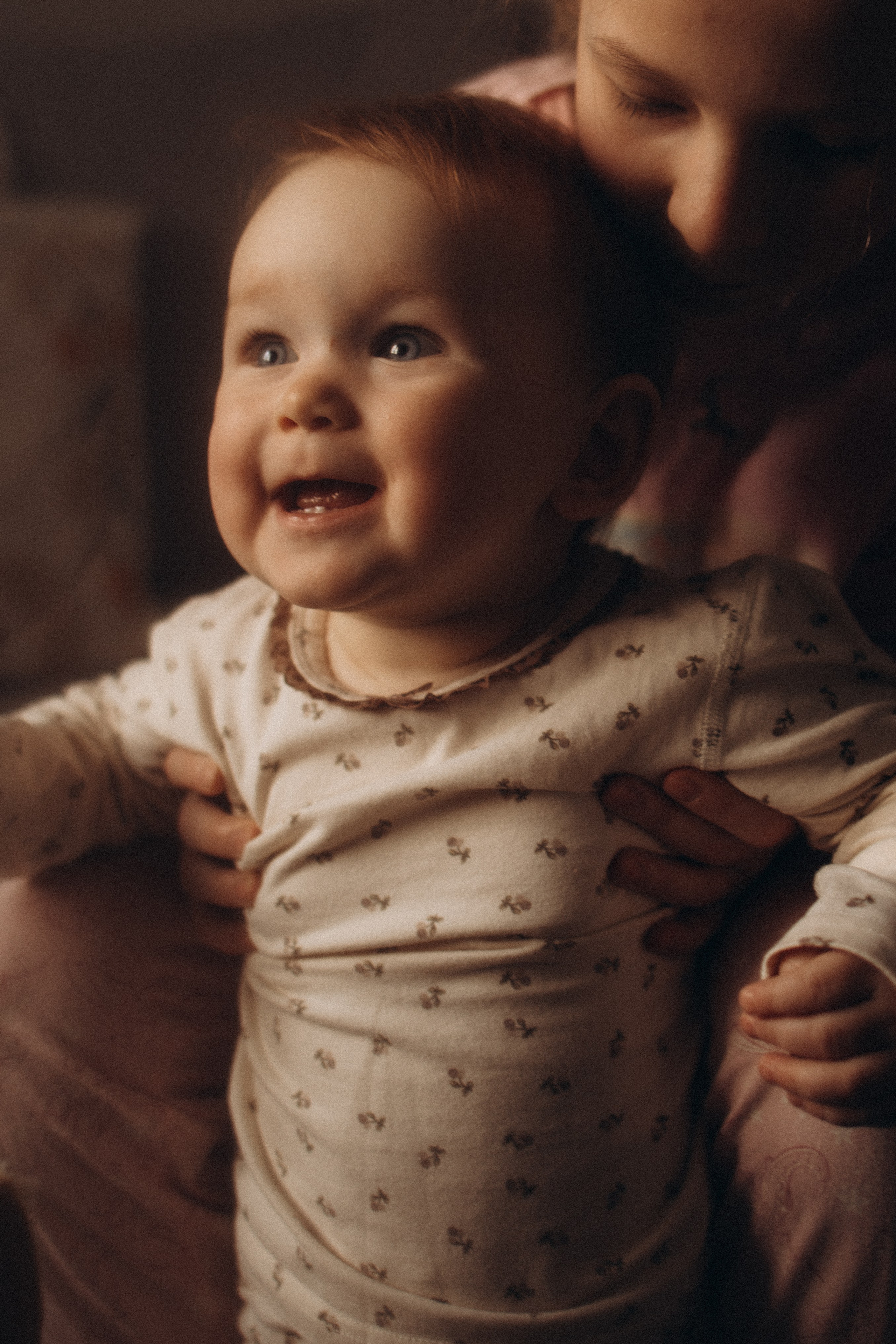Домашняя фотосессия мамы и маленькой дочки Мирославы. Семейный фотограф в Москве и Люберцах Юлия Гуськова