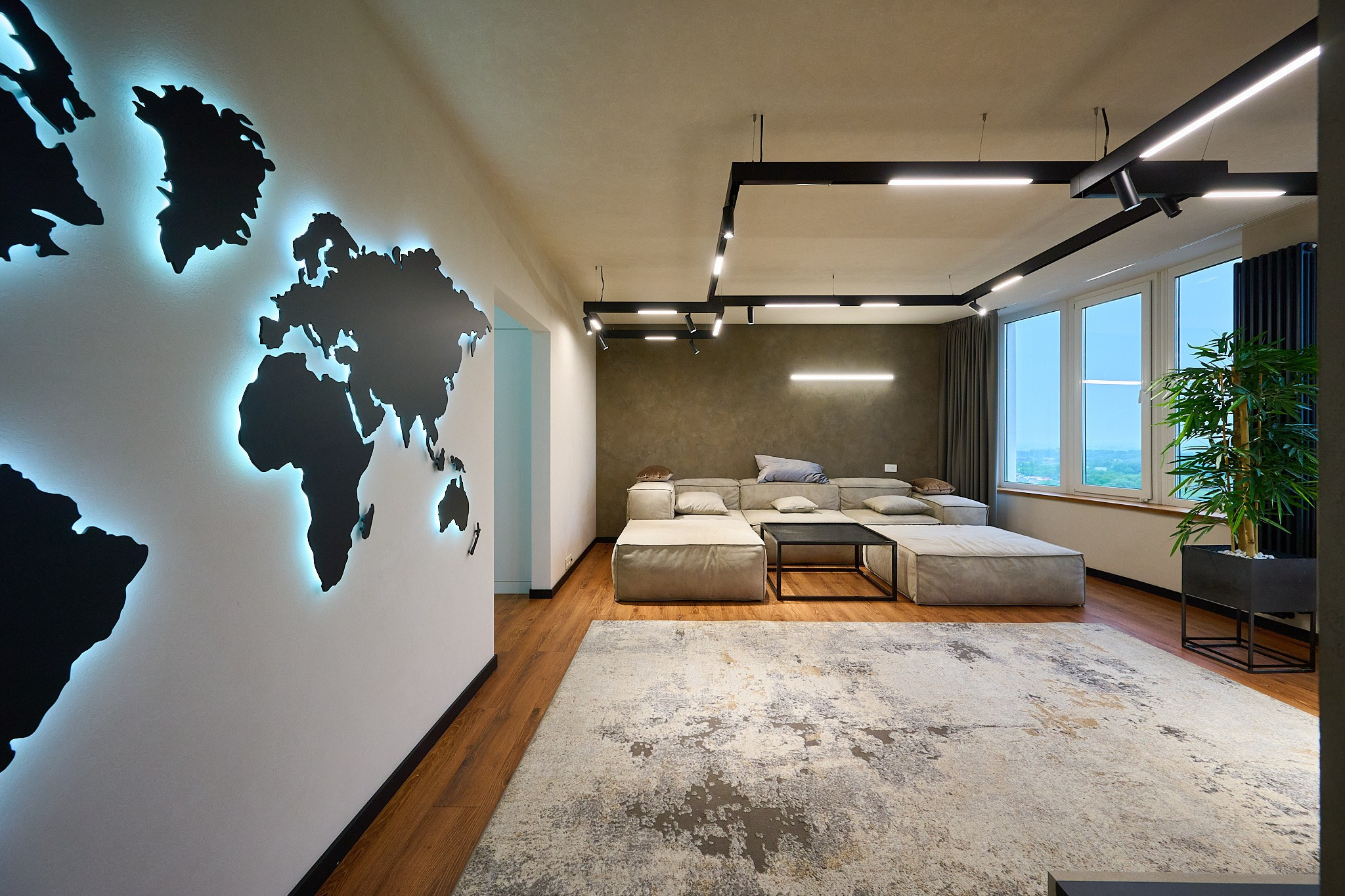 комната гостиная серые оттенки диван светлое темная стена ковер куст окна