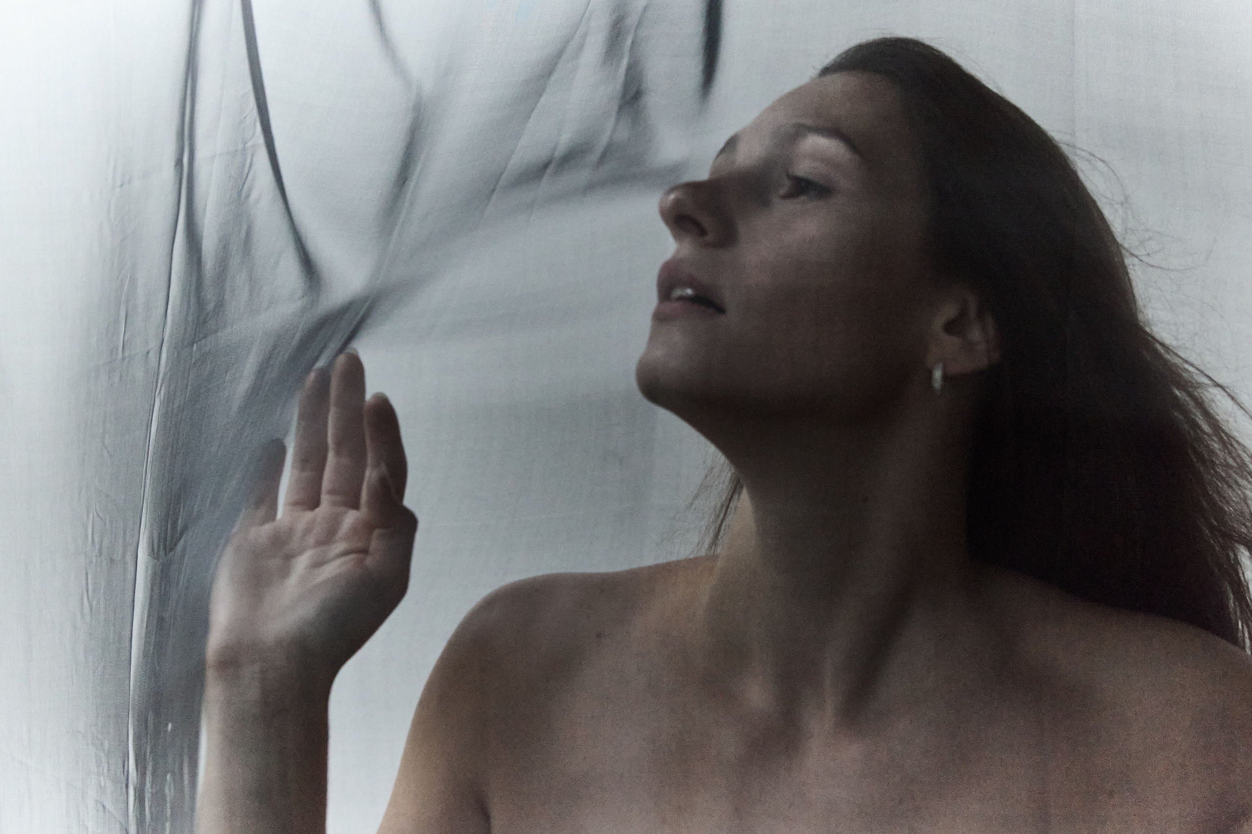 необычная портретная фотосессия в студии с тканью