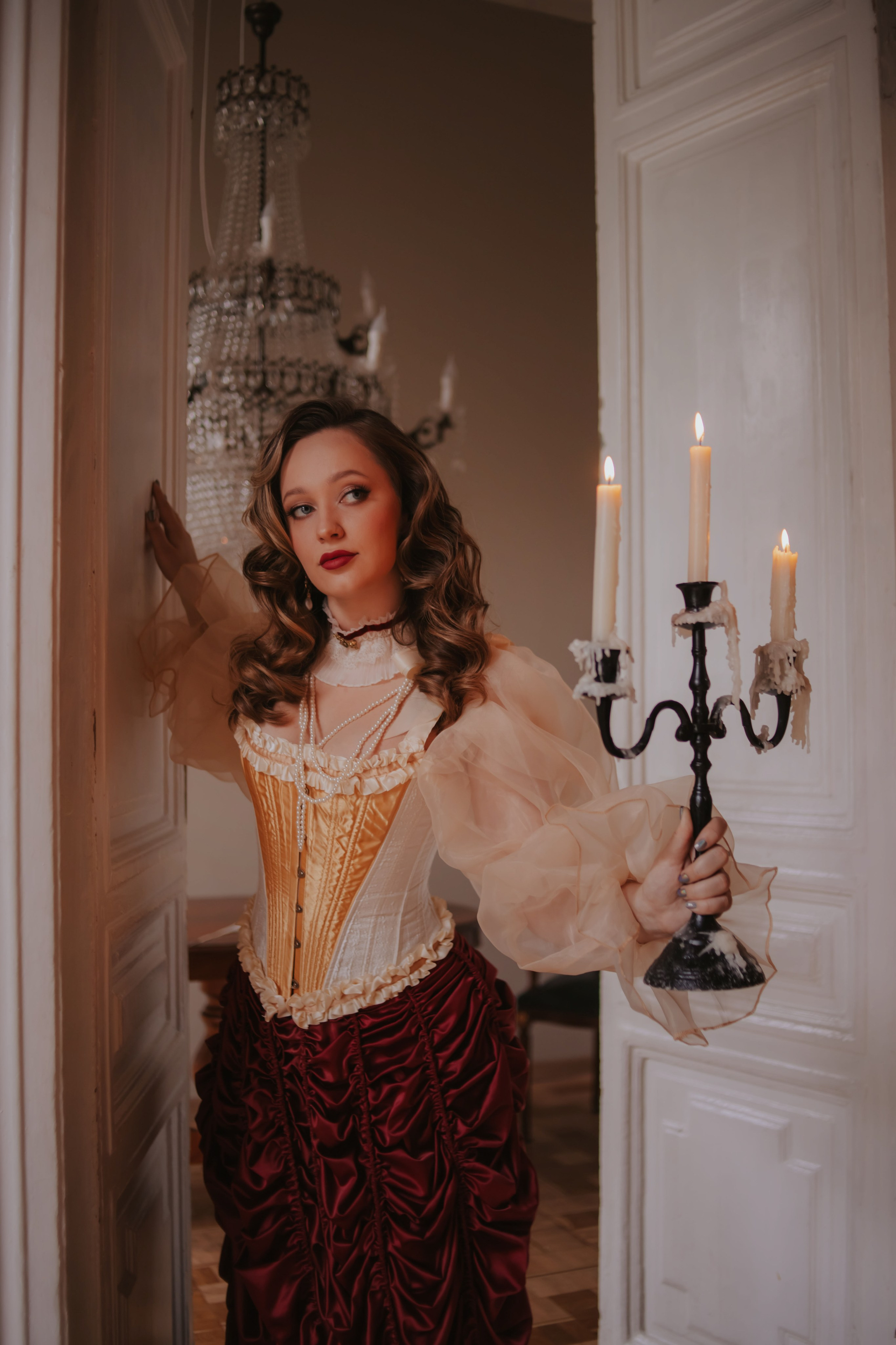 В залах старинной усадьбы. Художественная винтажная фотография