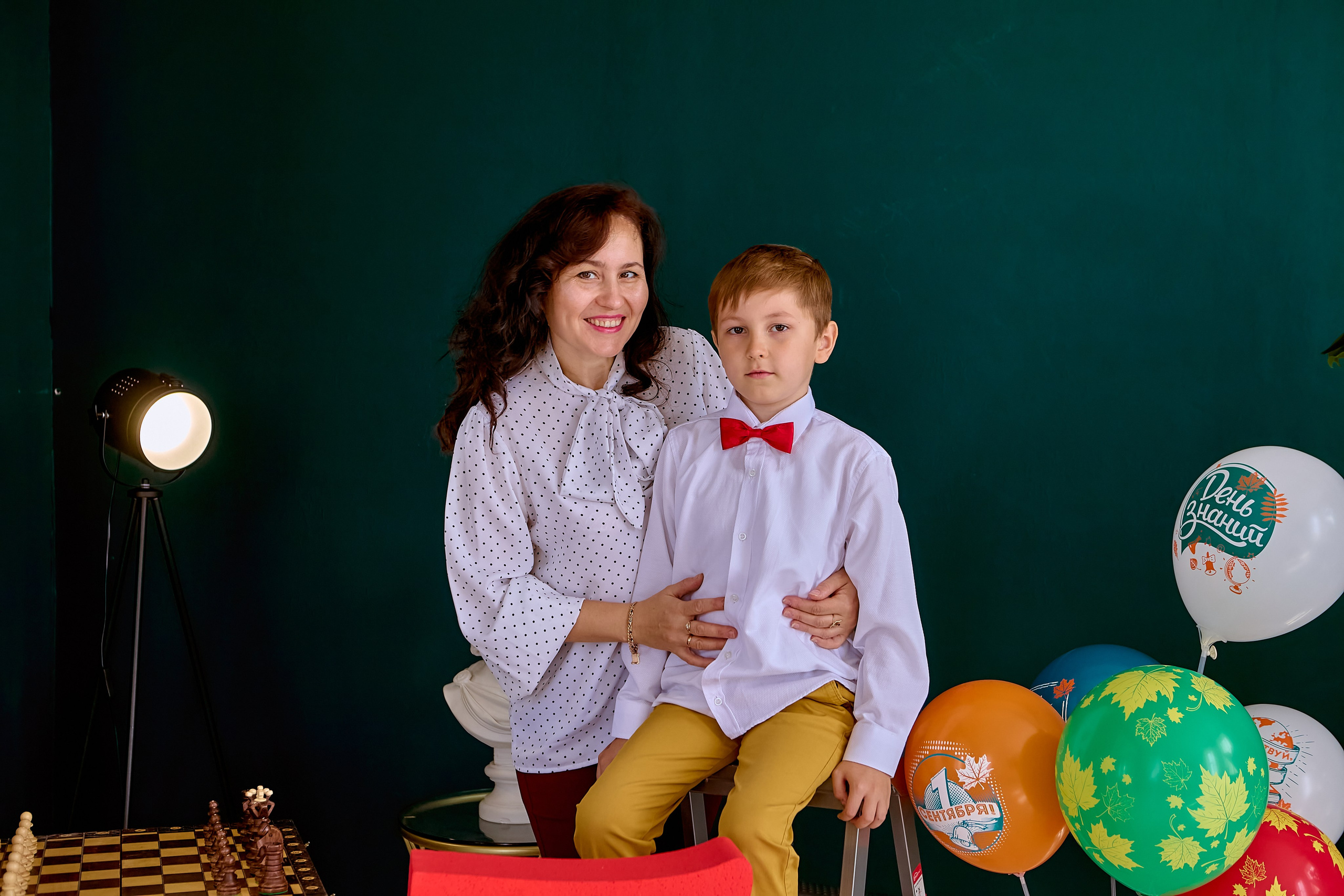 В день знаний семейный портрет. Мама с сыном в студии. Фото Николая Голованова
