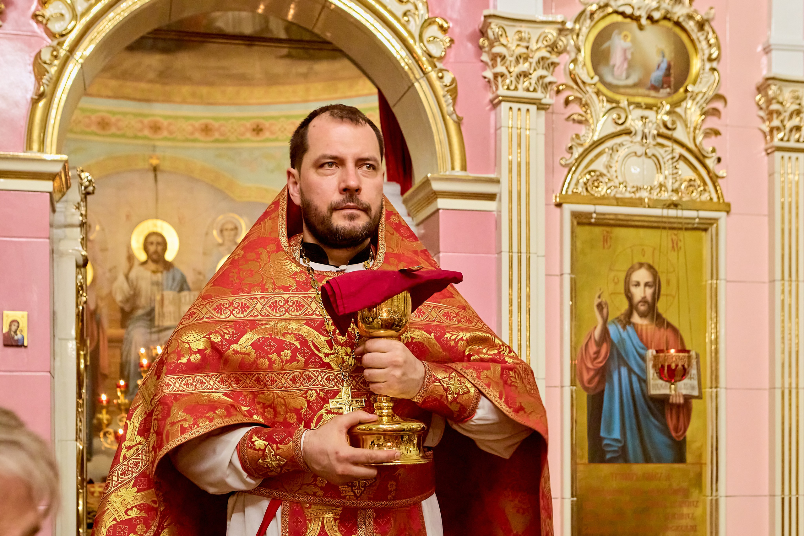 Святая Святых, Пасхальная ночь в г. Дзержинске храм преподобного Серафима Саровского. Фото Николая Голованова православного портретного и детского фотографа.