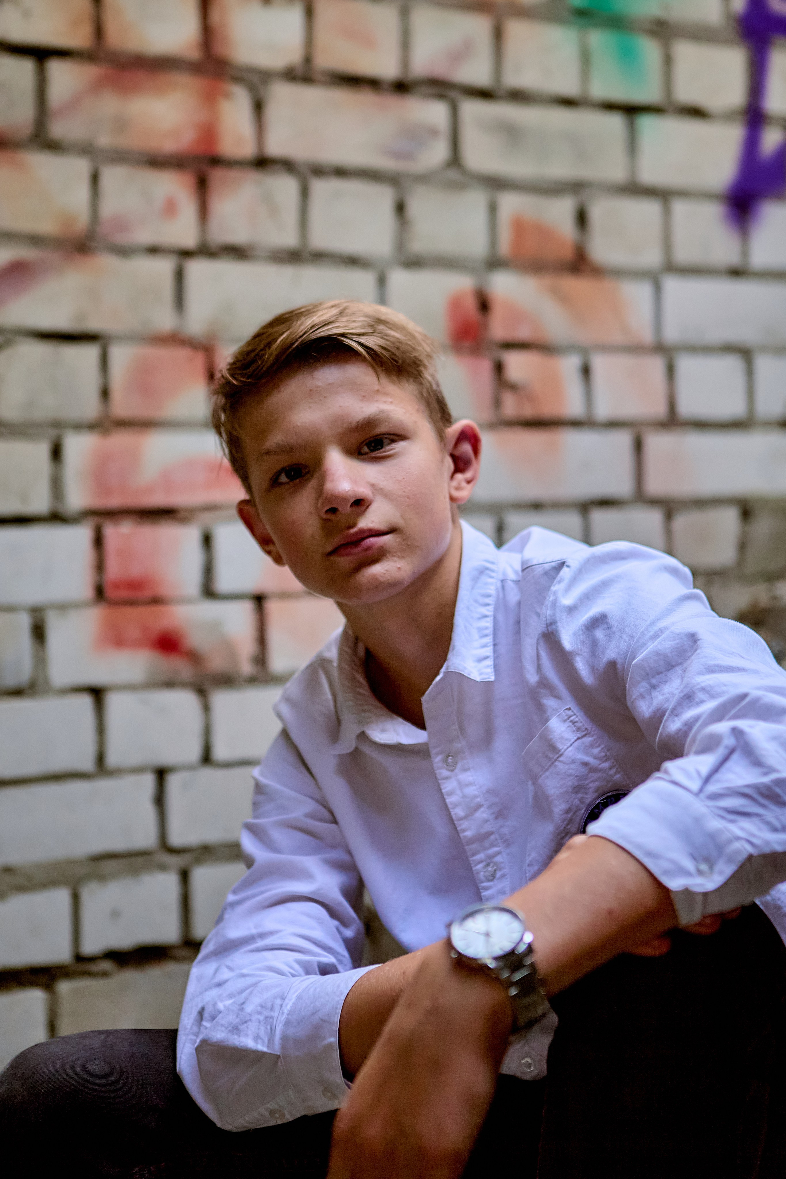 Фотография Парнишка портрет в заброшенном здании