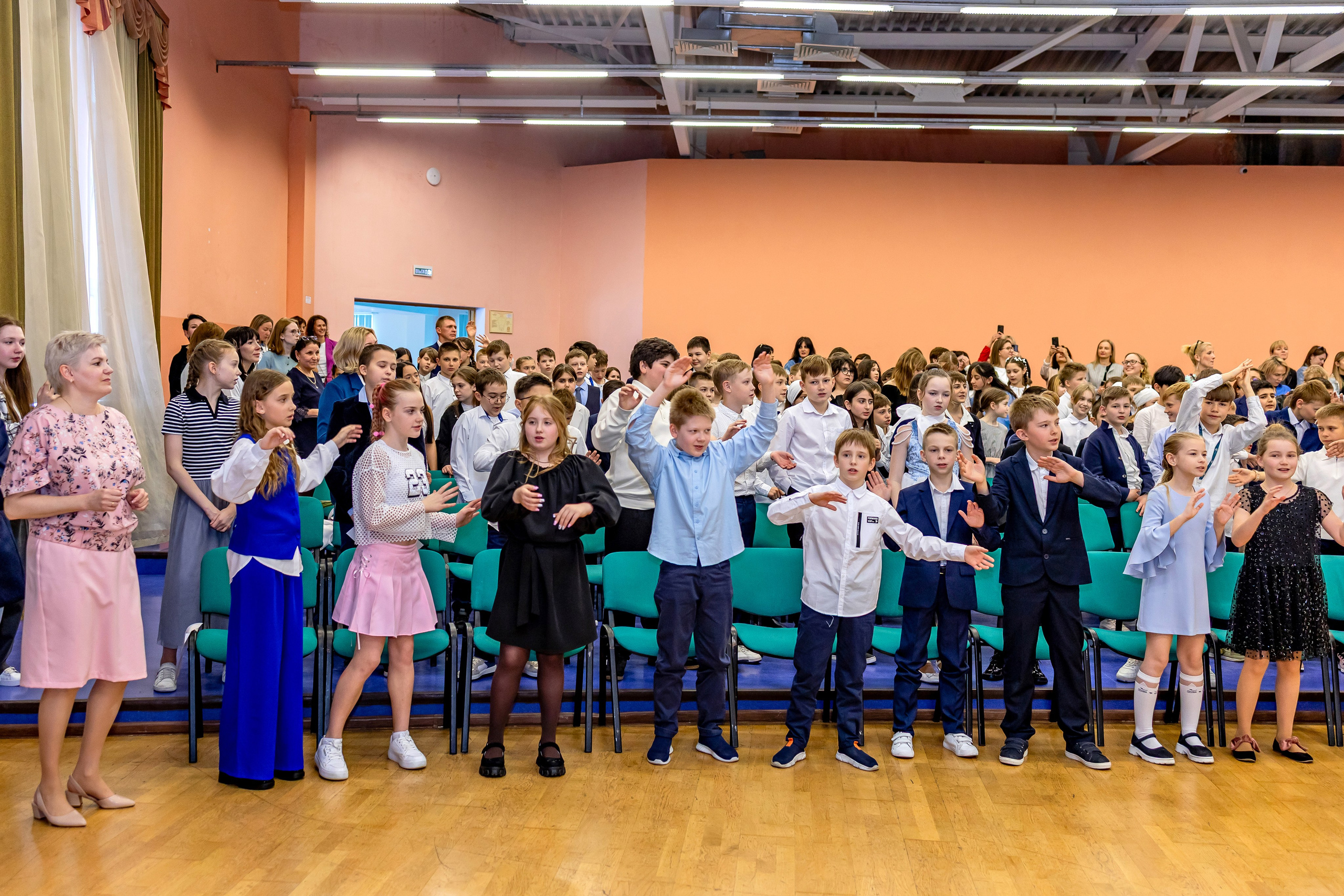 Выпускной праздник в начальной школе. Фотограф и видеограф Москва. Свадебный фотограф, видеограф. Выпускные альбомы. Оживающие альбомы