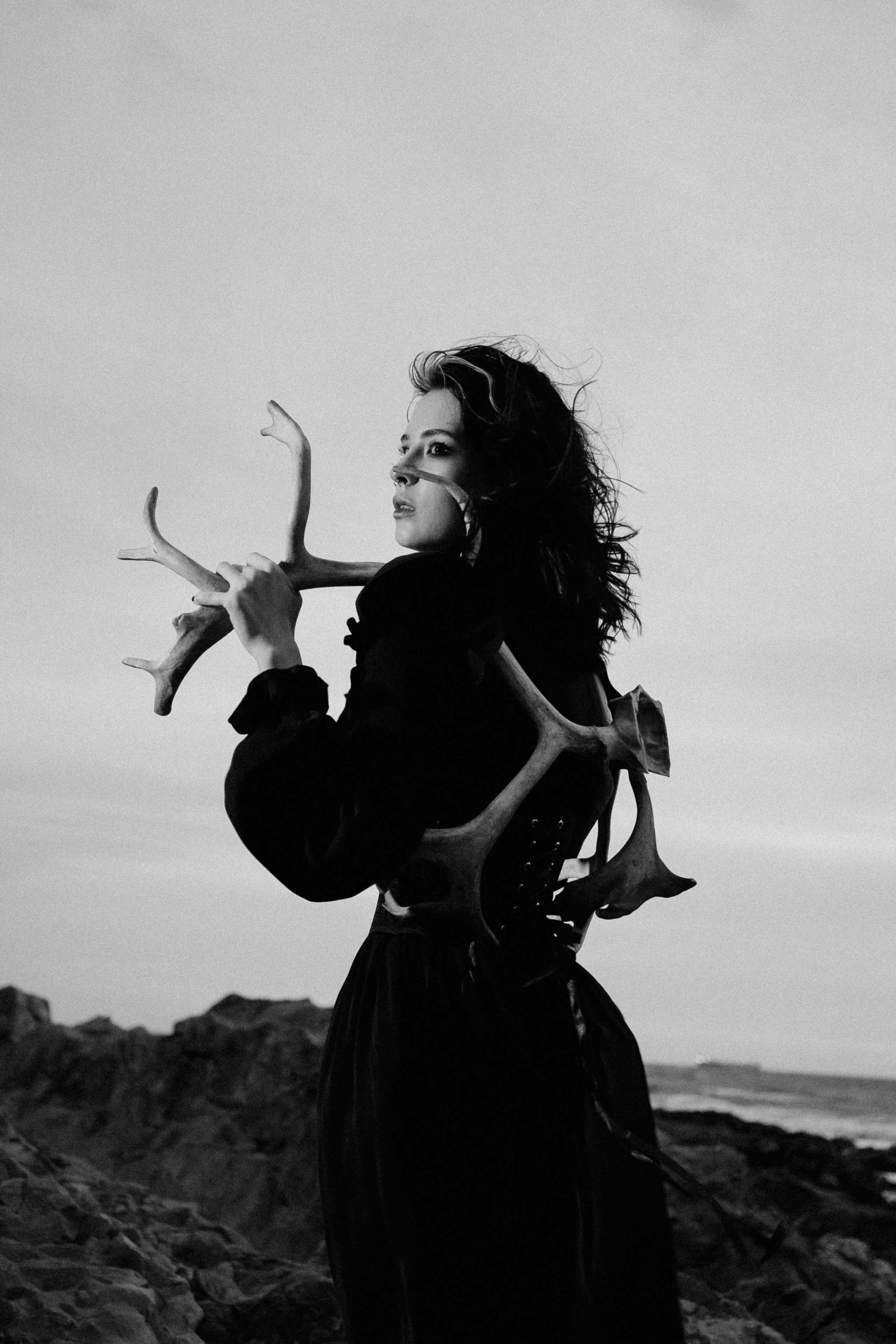 Съёмка у моря с оленьими рогами