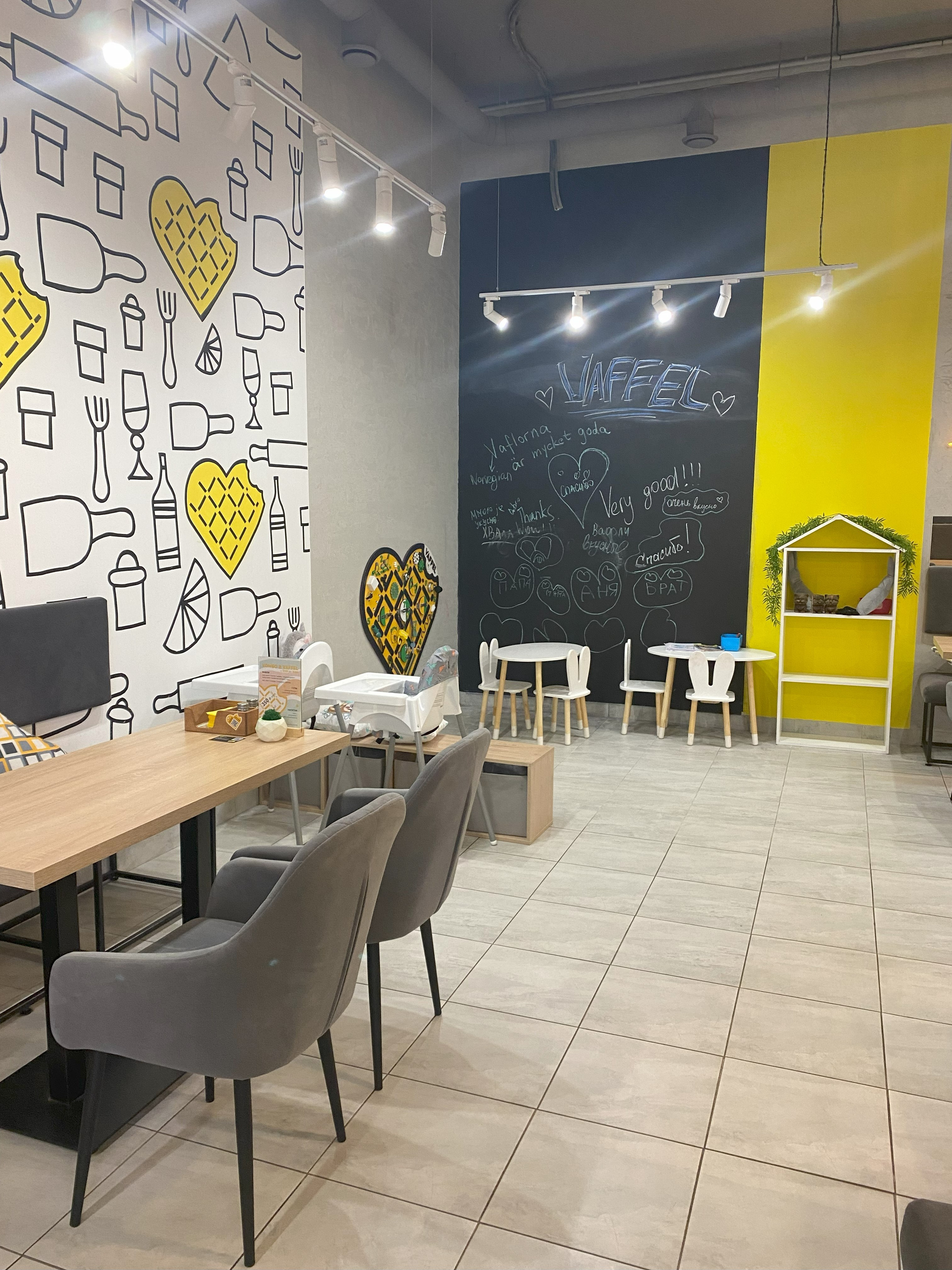 Кафе «Vaffel» г. Калининград (сеть по России). Батракова Наталья дизайнер интерьеров Санкт-Петербург Москва Архангель