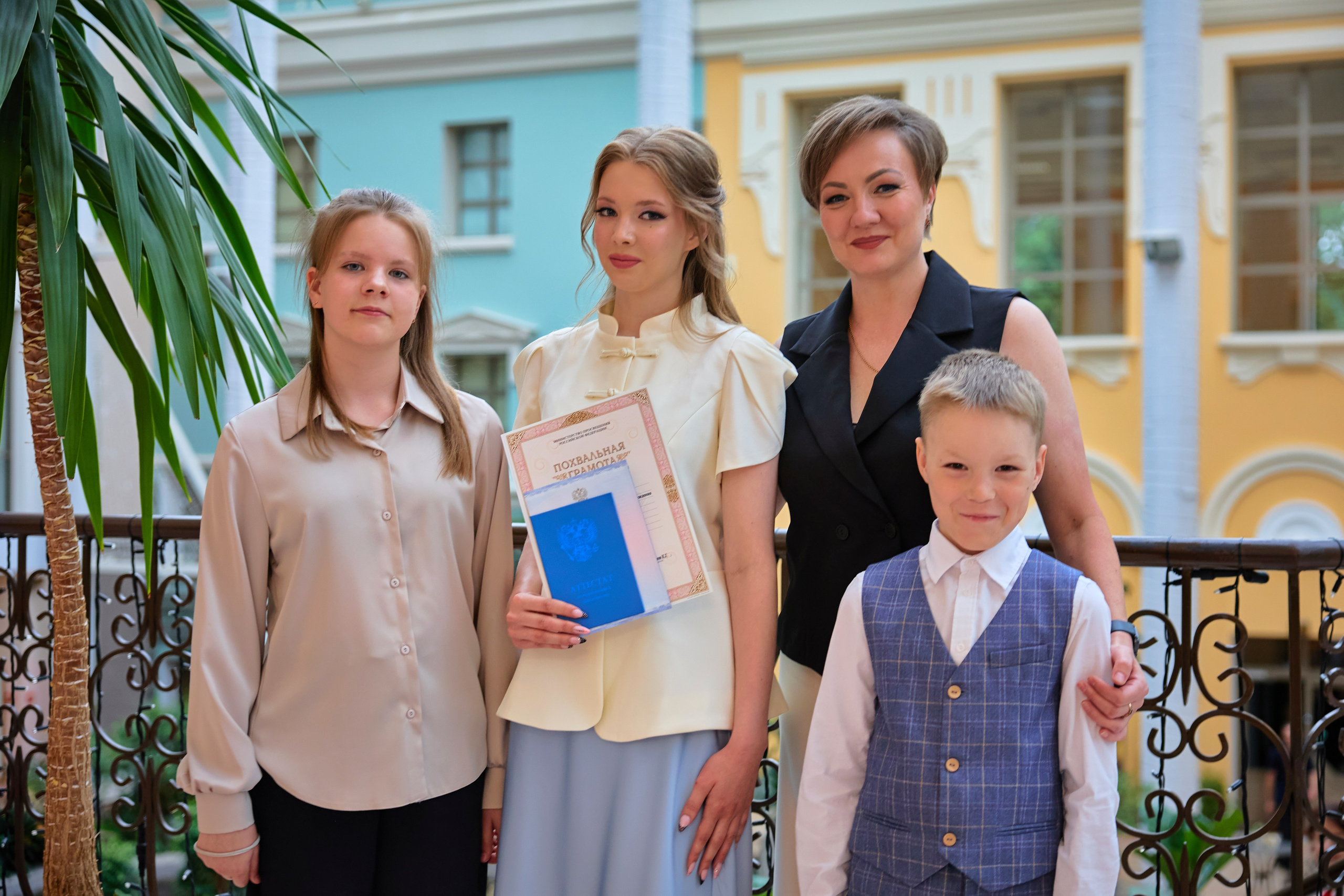 Выпускной вечер. Гимназия. Фотограф Люся Воробьева