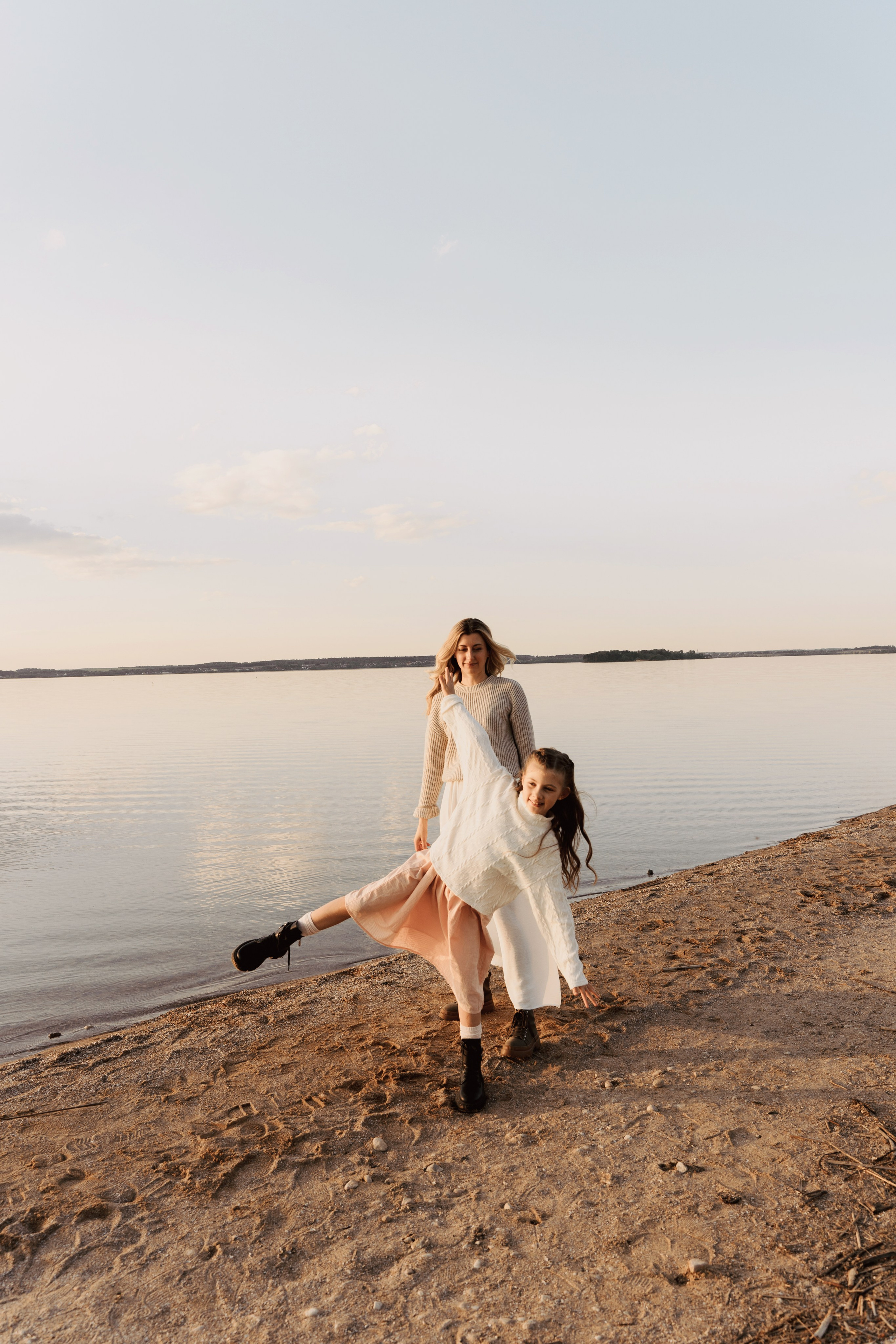 Весеннее тепло семьи на берегу Минского моря. Ваш семейный фотограф в Минске — Вика Трегубова