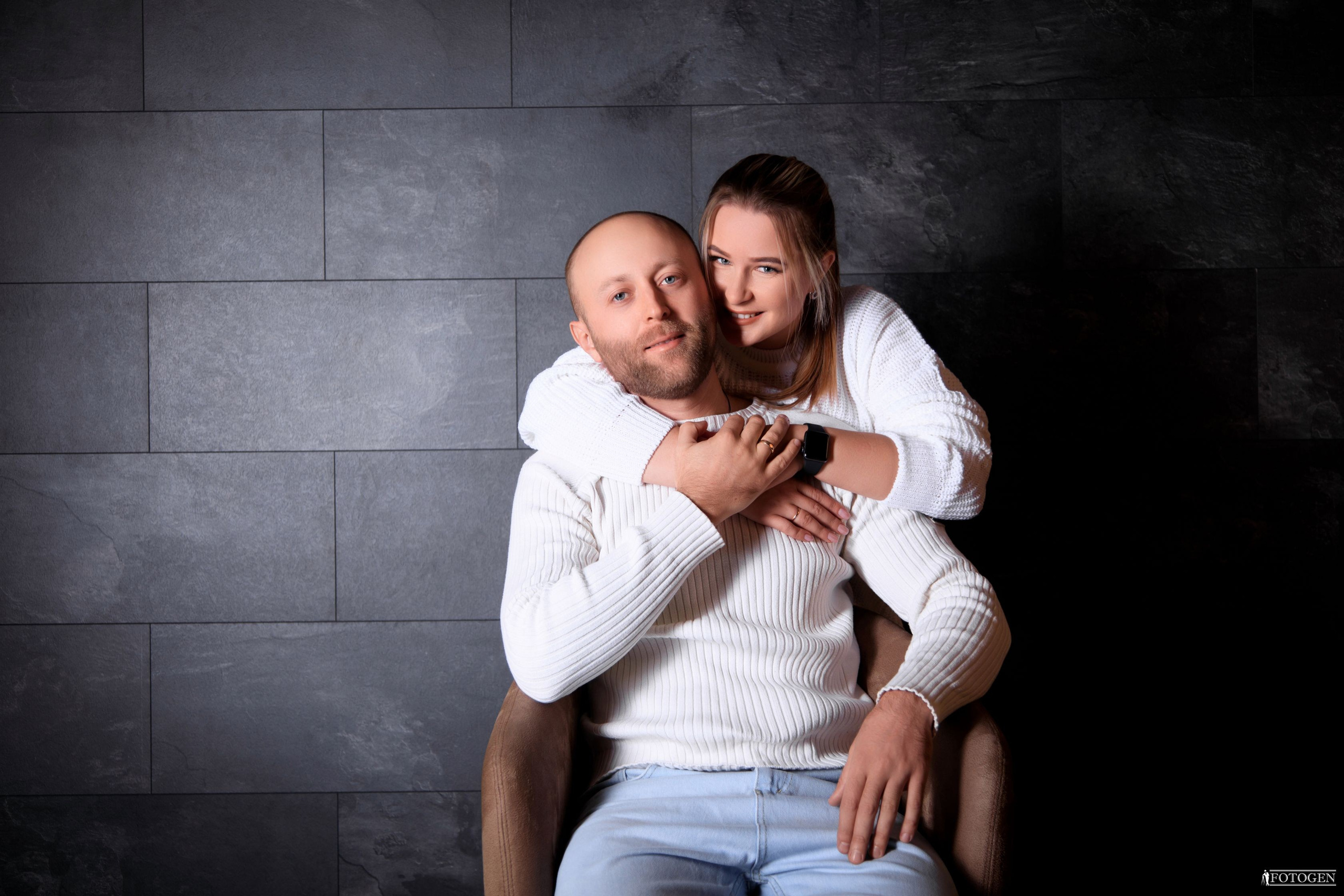 Свадебное Love Story в студии - Романтические объятия на фоне серого мраморного фона премиум-класса