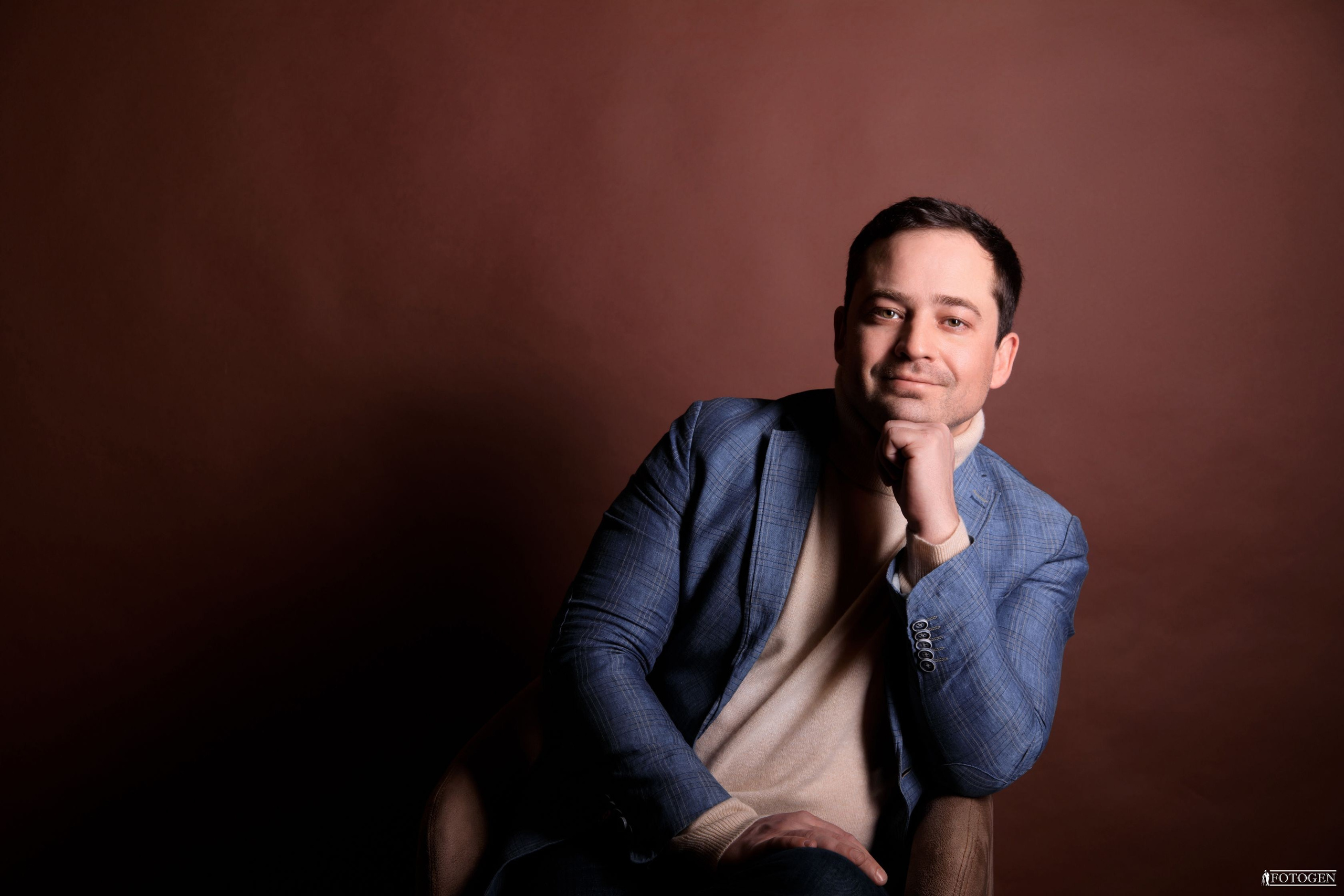 Профессиональная мужская фотосессия в Fotogen: Ваша история в кадре. Интерьерная фотостудия FOTOGEN г. Краснодар