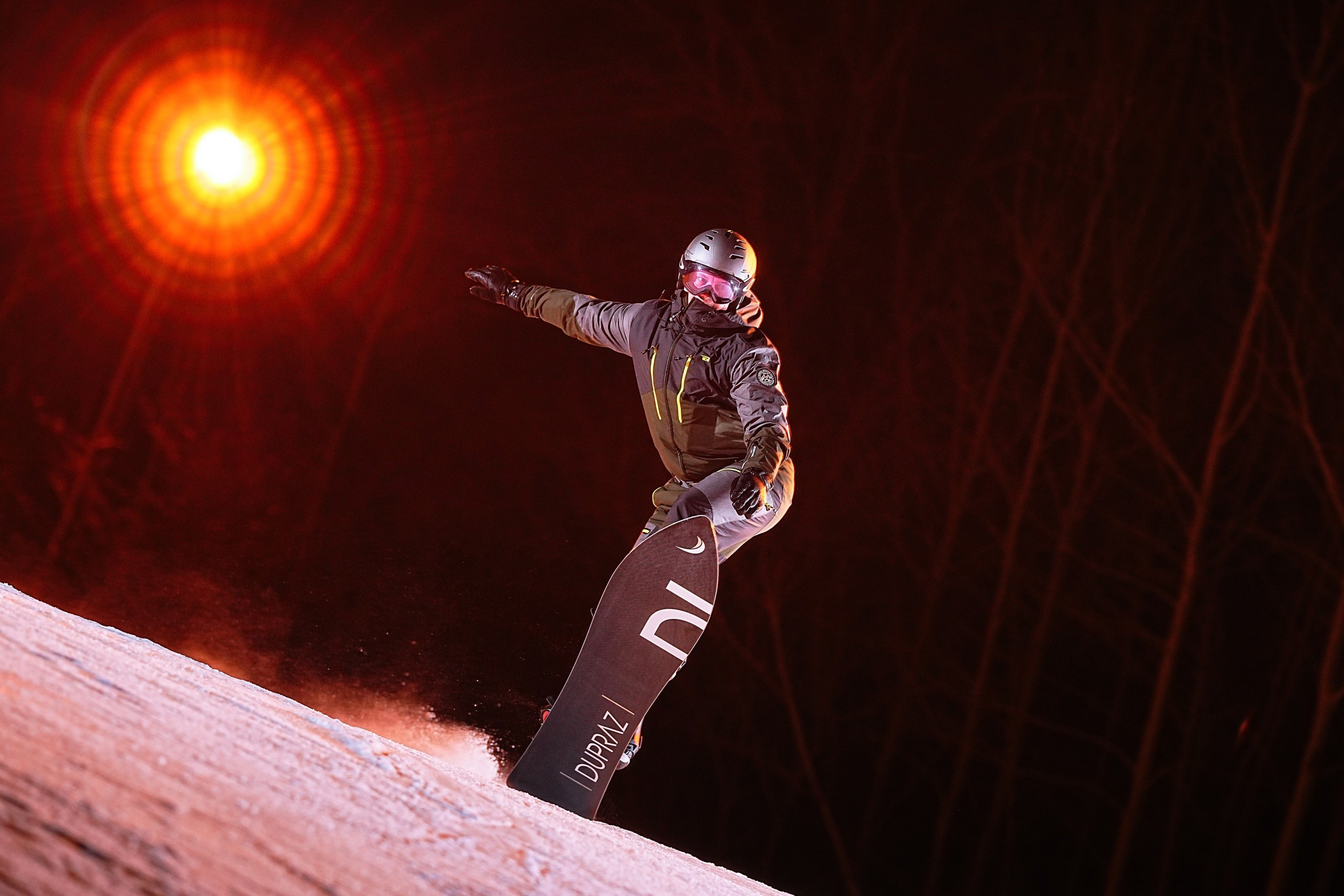 Вечерняя съёмка на склонах с использованием внешних вспышек. Фотограф Студитский Евгений