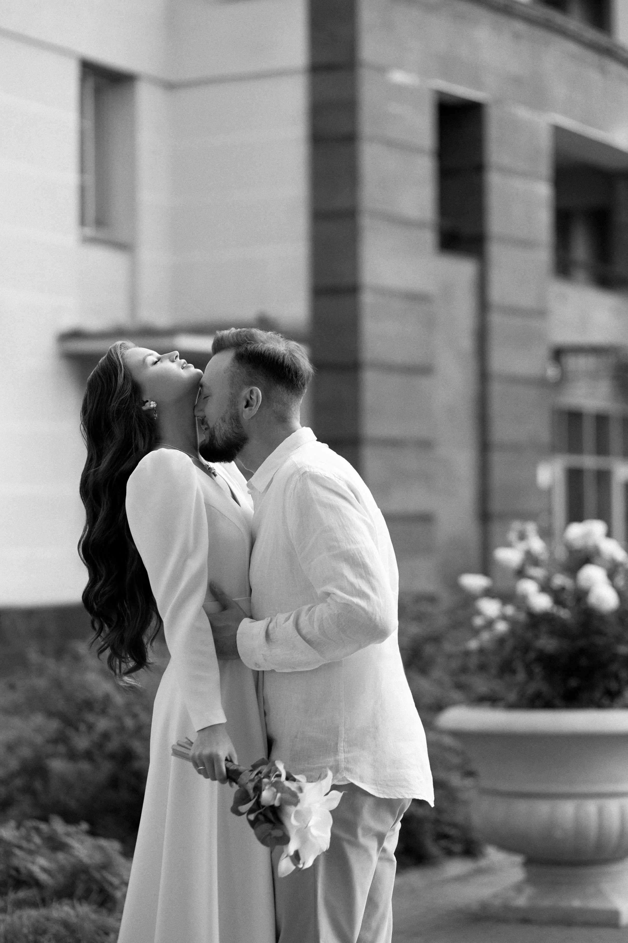 Летняя свадебная фотосессия на Чернышевской. Сестры Карабаза. Фотографы и ретушеры в Москве и Санкт-Петербурге