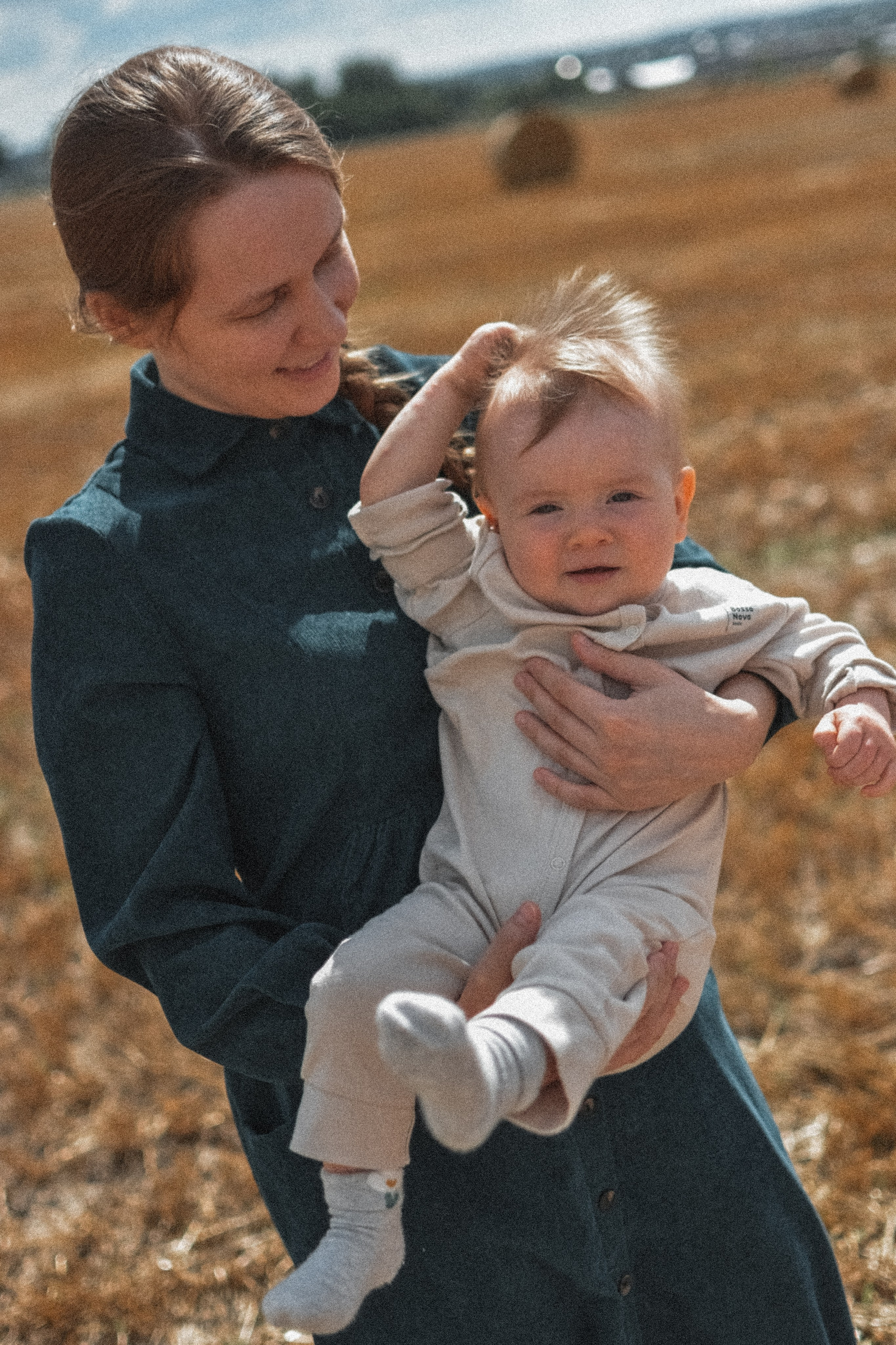 Сёстры в поле и малышка дочь. Alenasokolowa.ru