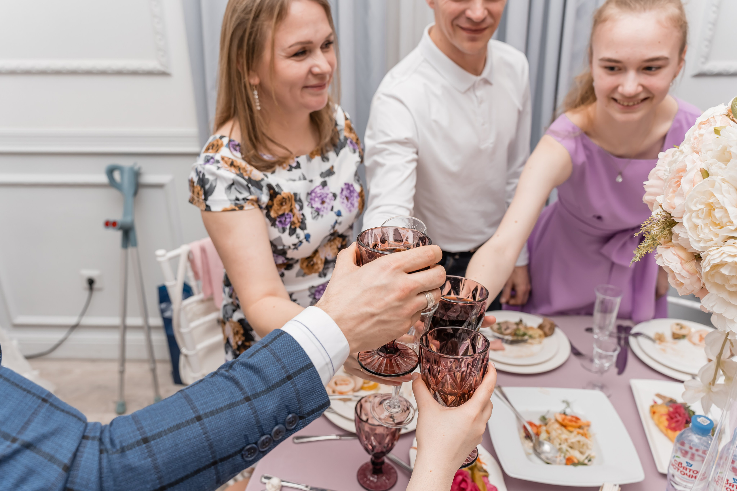Закажите профессиональную свадебную фотосессию у опытного фотографа для создания волшебных воспоминаний о вашем особом дне.