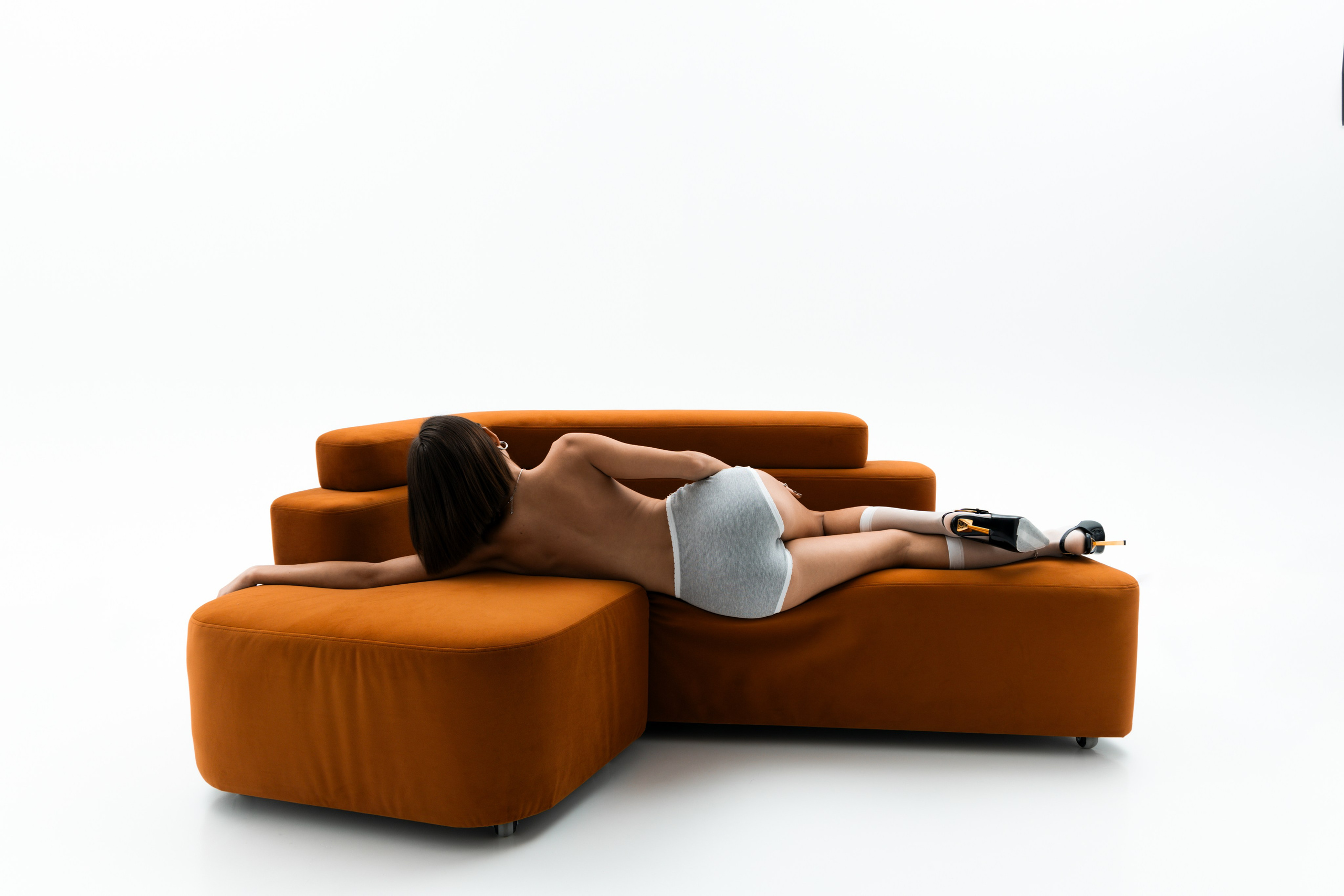 Екатерина и модный диван. Валентина Похомова — профессиональный фотограф в Екатеринбурге