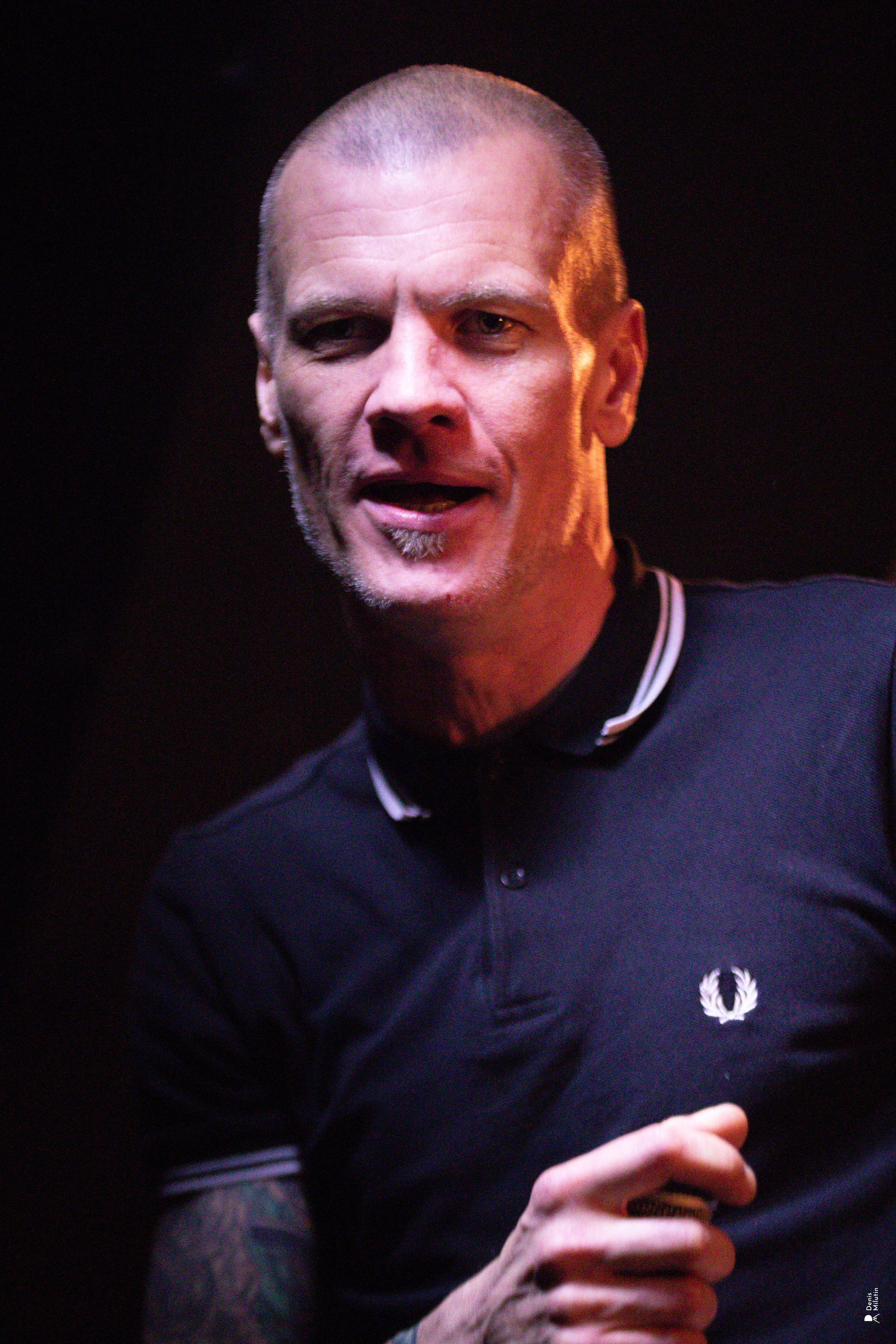 Рядом Ассенизаторы. Портретный фотограф Денис Милютин