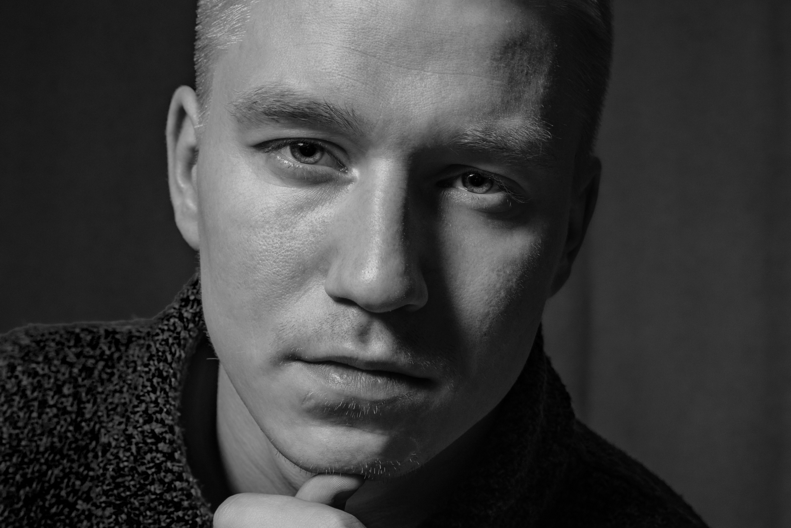 Фотосессия мужского портрета в студии Мужской портрет. Портретный фотограф Александр Журов в Кинеле, Самаре и Самарской области
