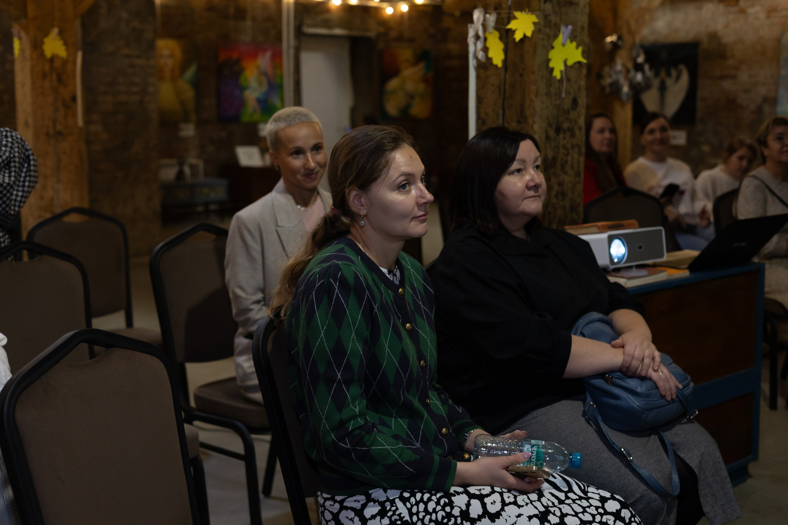 Выставка «АНГЕЛЫ МИРА». Фотограф Красноярск съемки лавстори, фотосессия в студии, портретная съемка, творческие фотосессии
